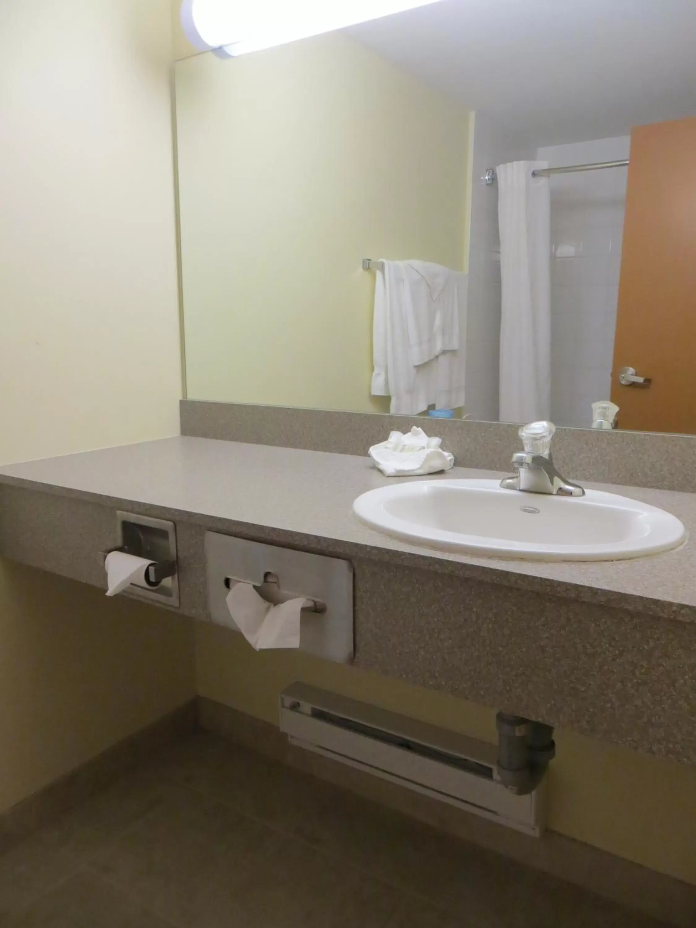 Bathroom in Super 8 by Wyndham Midland