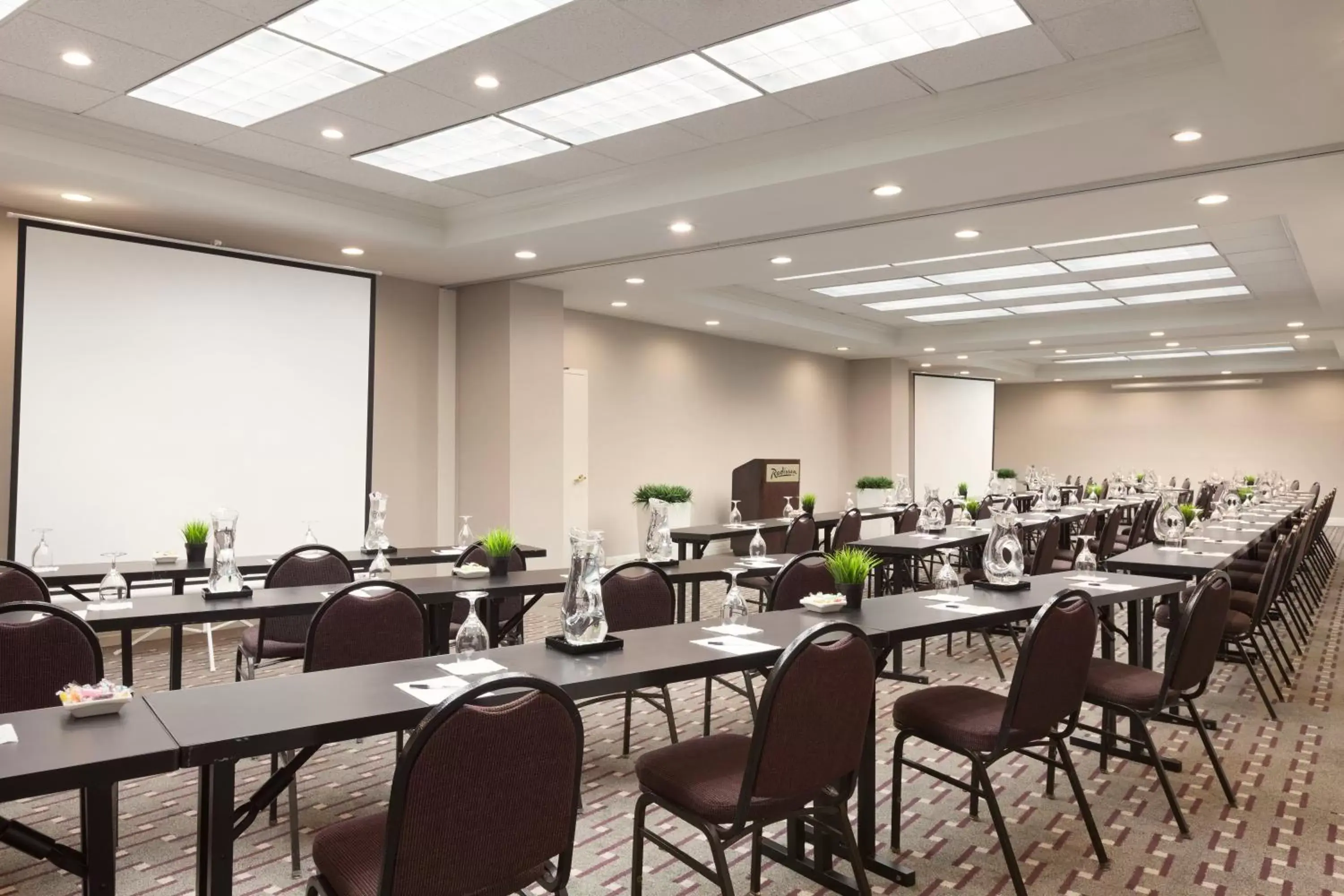 Meeting/conference room in Radisson Hotel Phoenix Airport