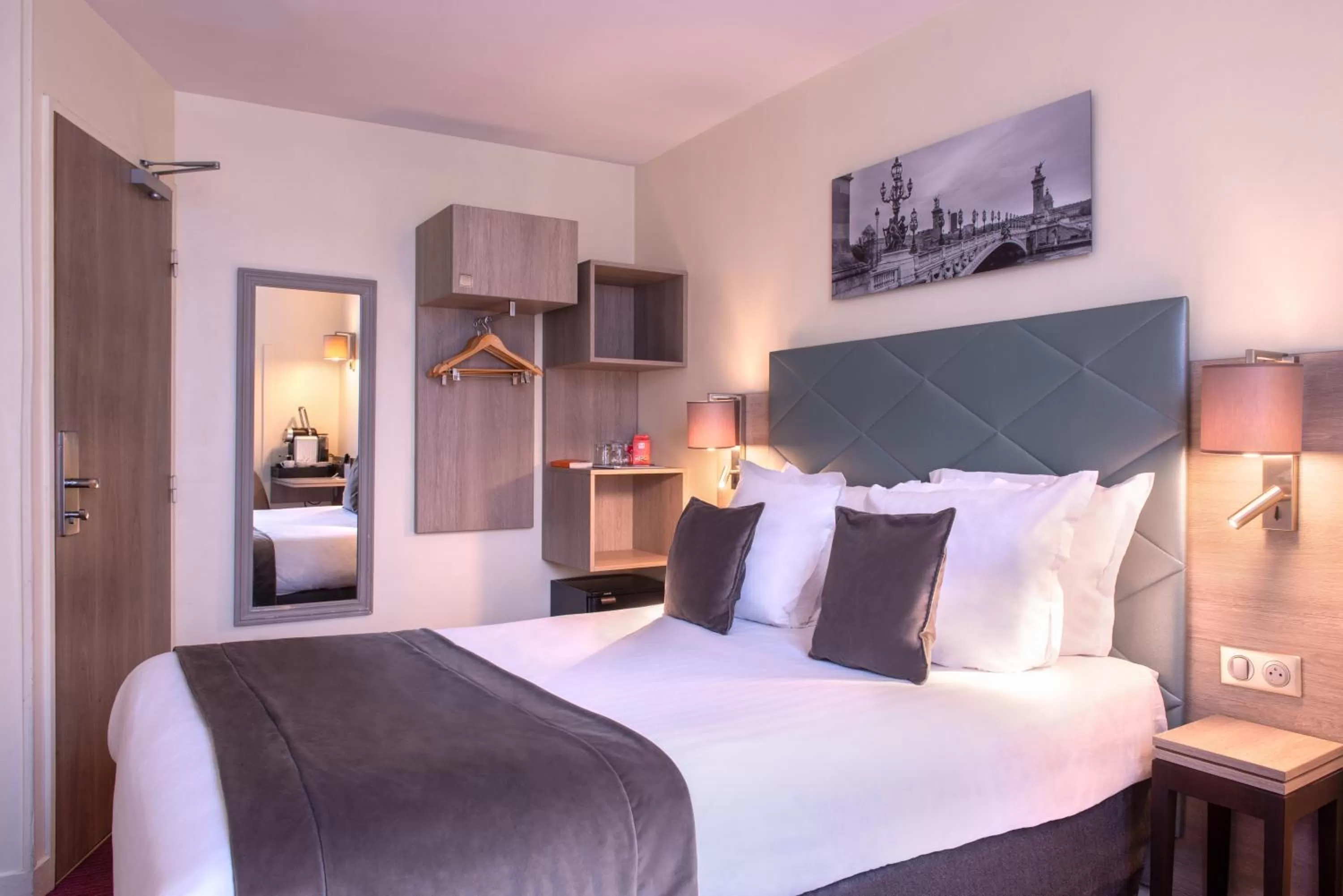 Bedroom, Bed in Hôtel Aston Paris