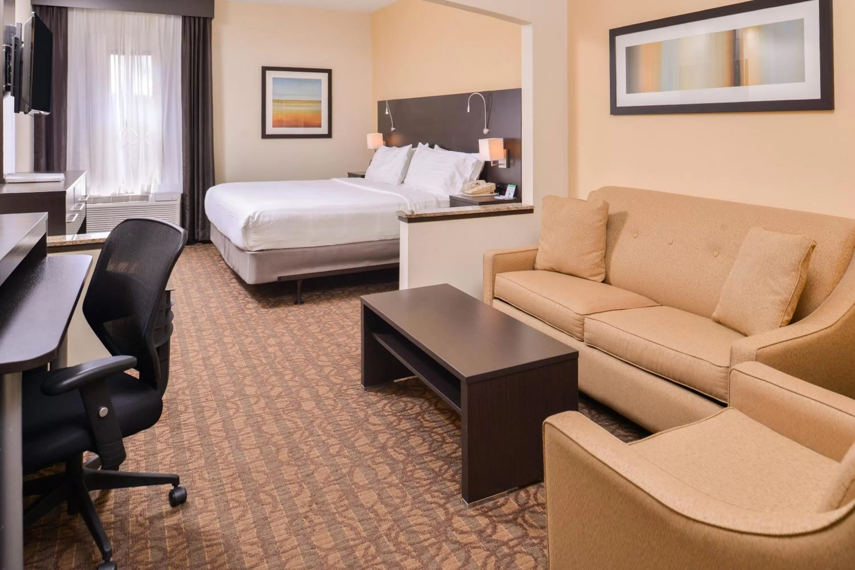 Photo of the whole room, Bed in Holiday Inn Express & Suites Topeka West I-70 Wanamaker by IHG