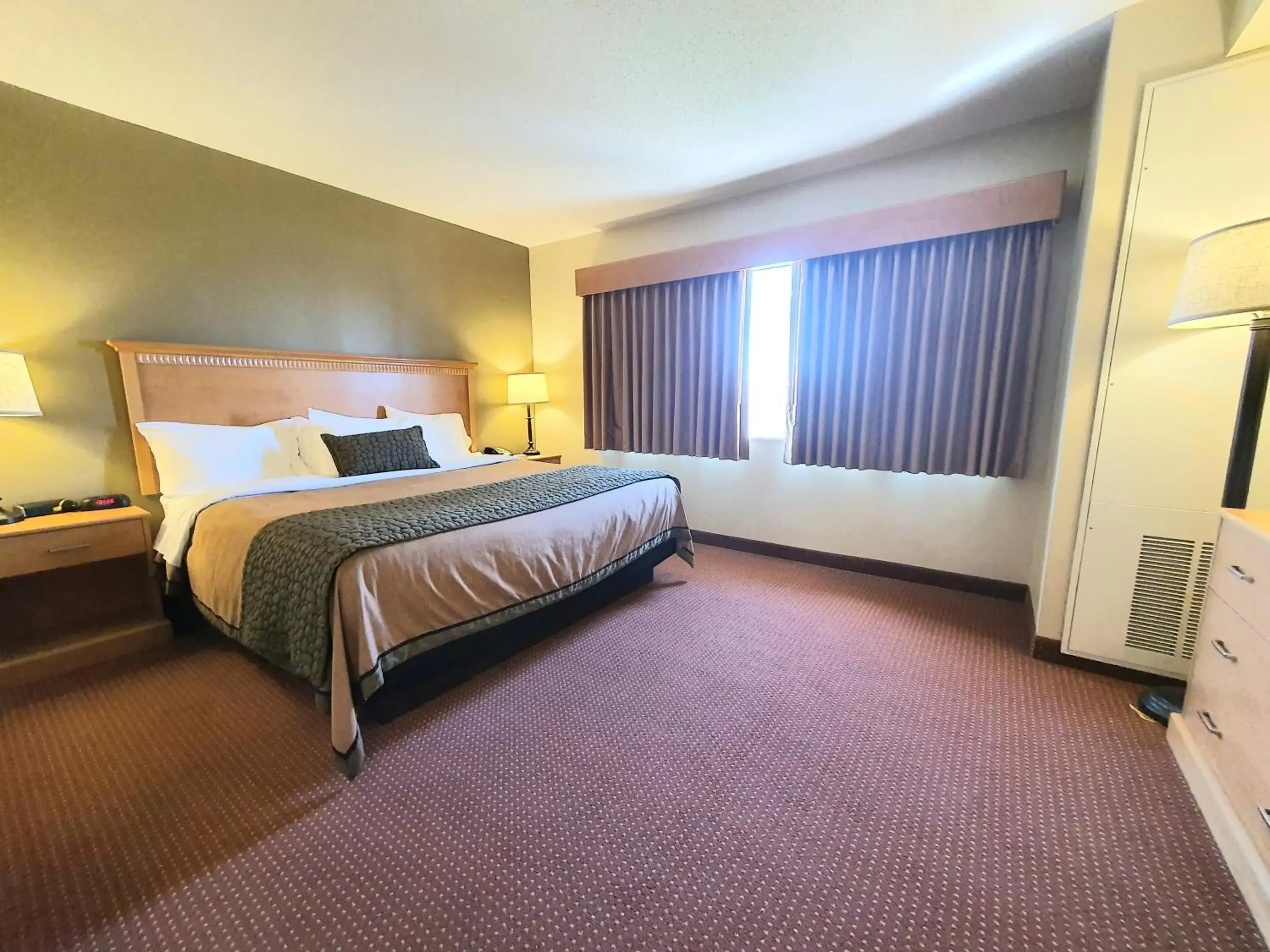 Bed in AmeriVu Inn and Suites - Waconia