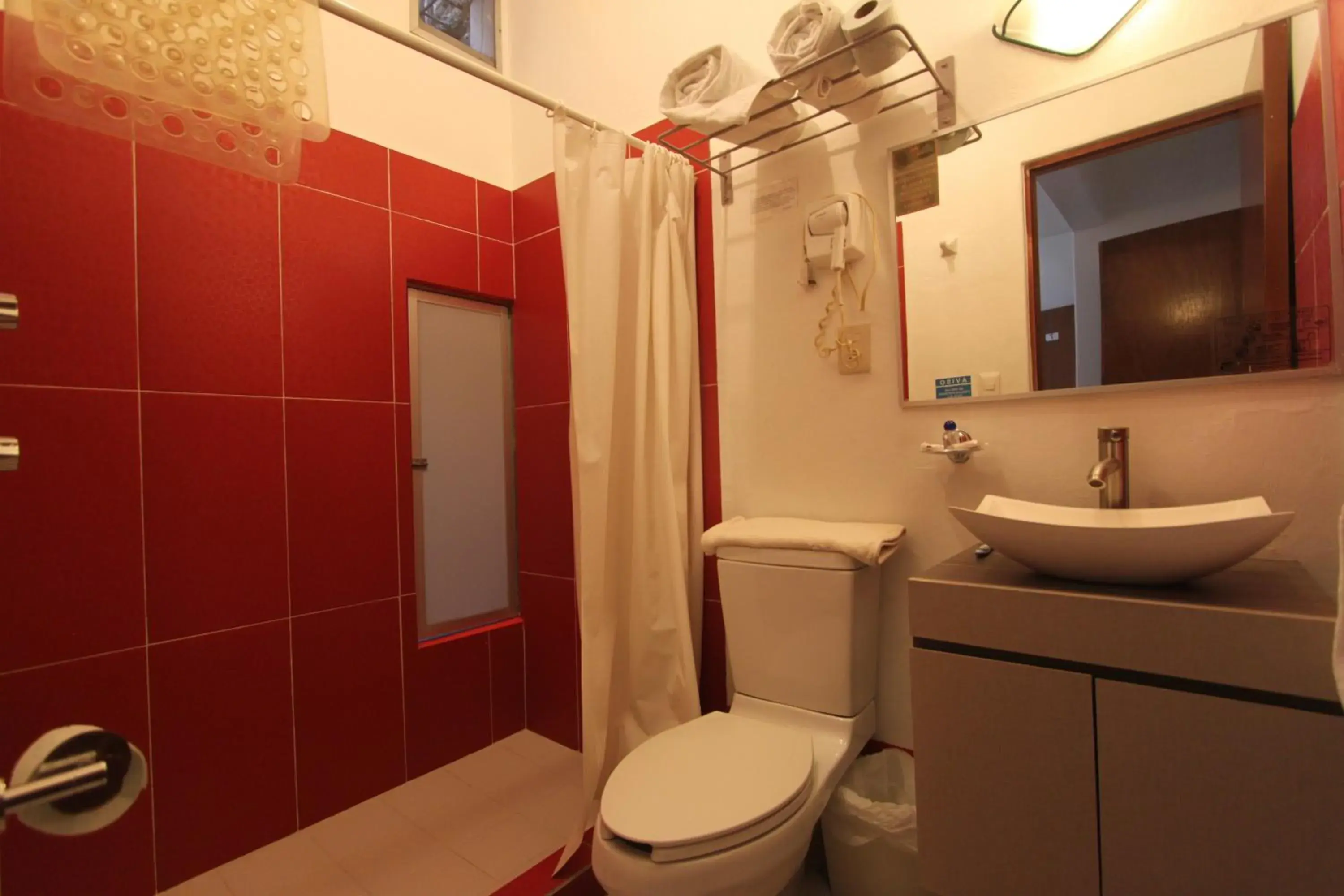 Shower, Bathroom in Hotel Posada el Cid