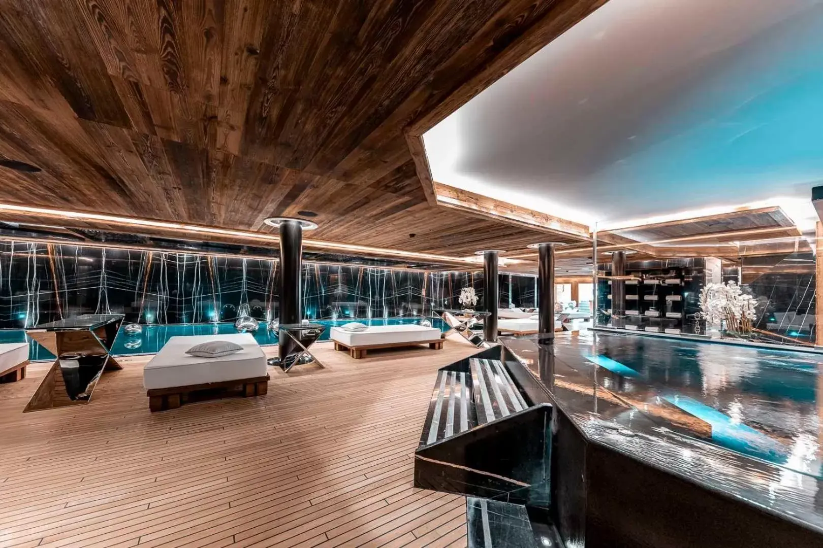 Hot Tub, Swimming Pool in Ultima Gstaad