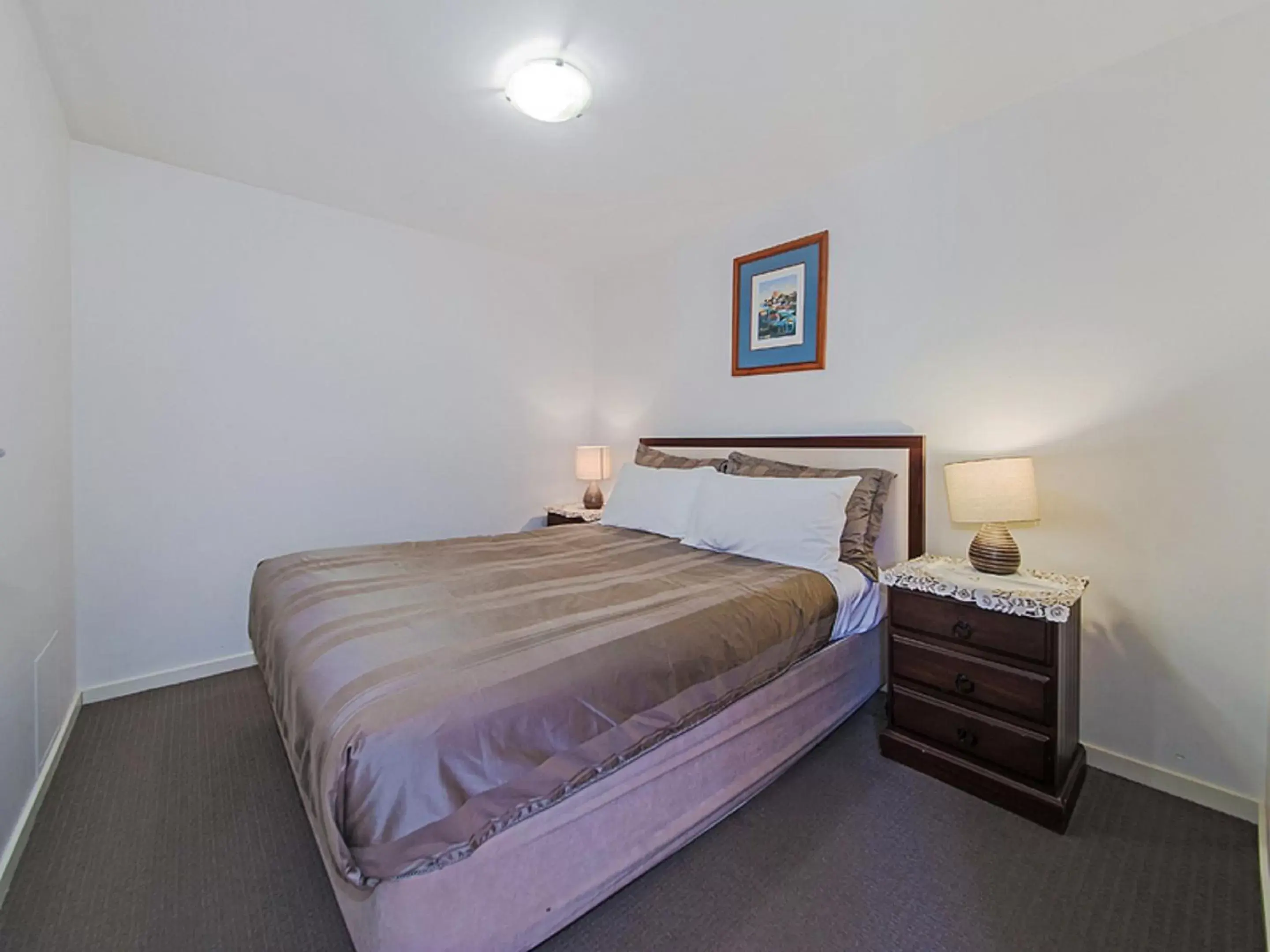 Bedroom, Bed in Inn on the Park Apartments