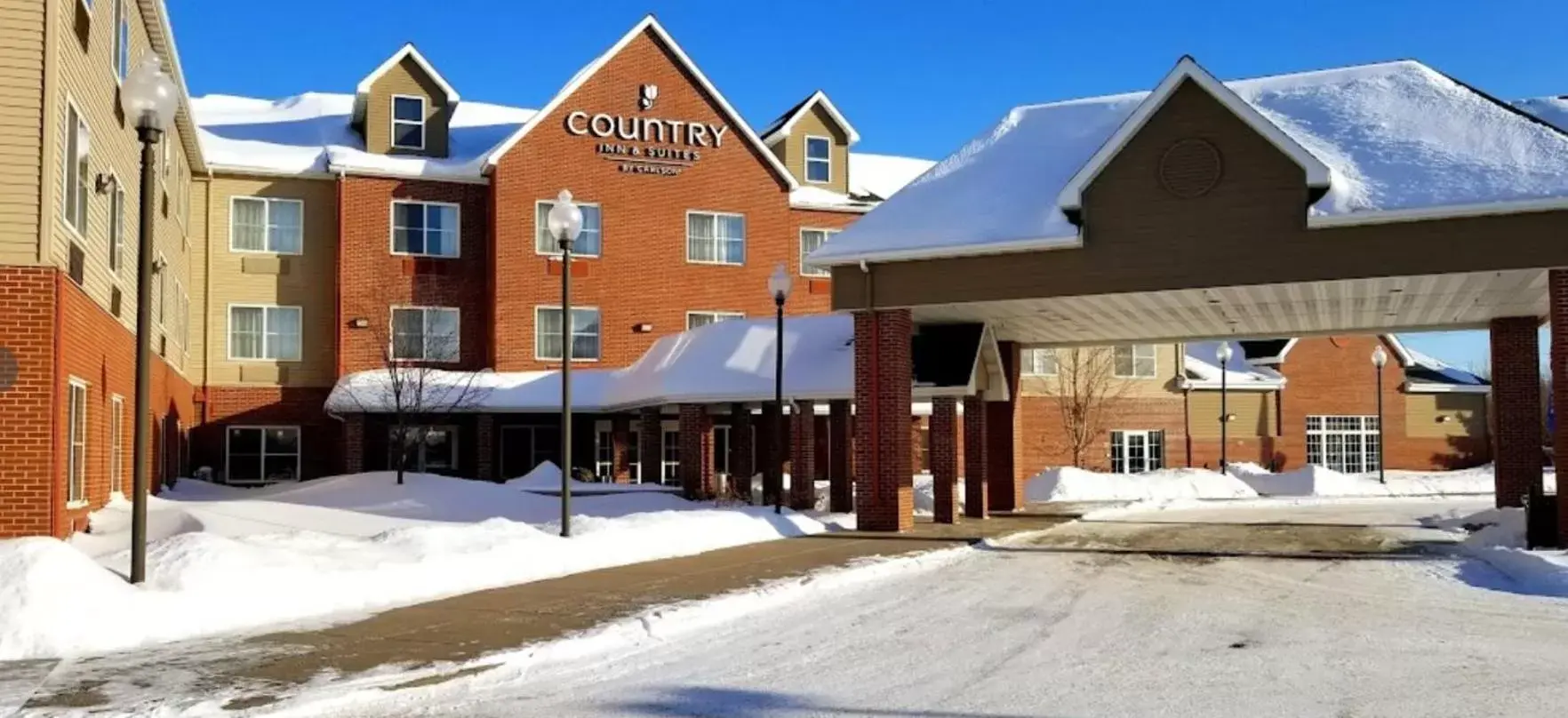 Property building, Winter in Country Inn & Suites by Radisson, Duluth North, MN