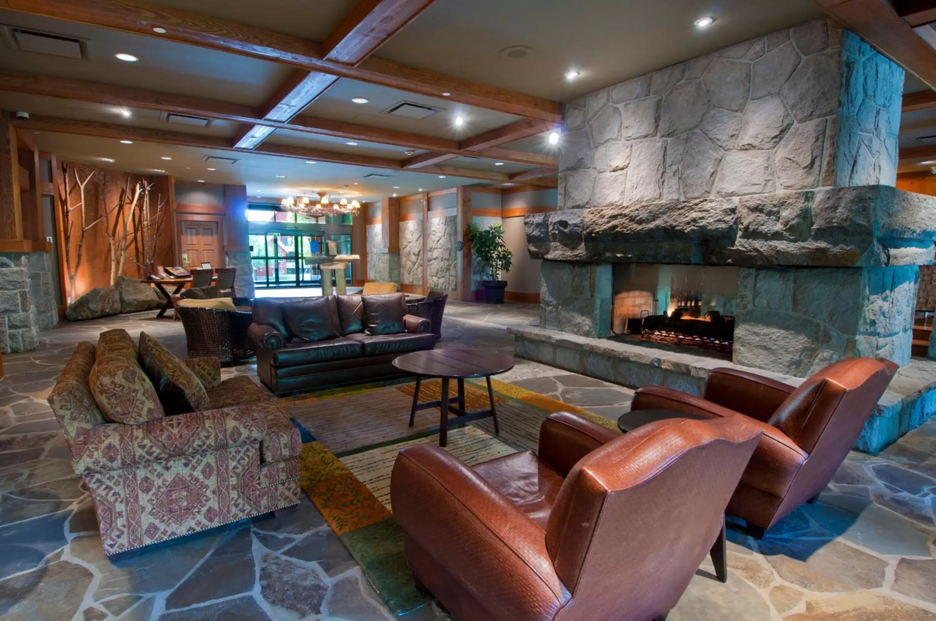 Lobby or reception, Lounge/Bar in First Tracks Lodge