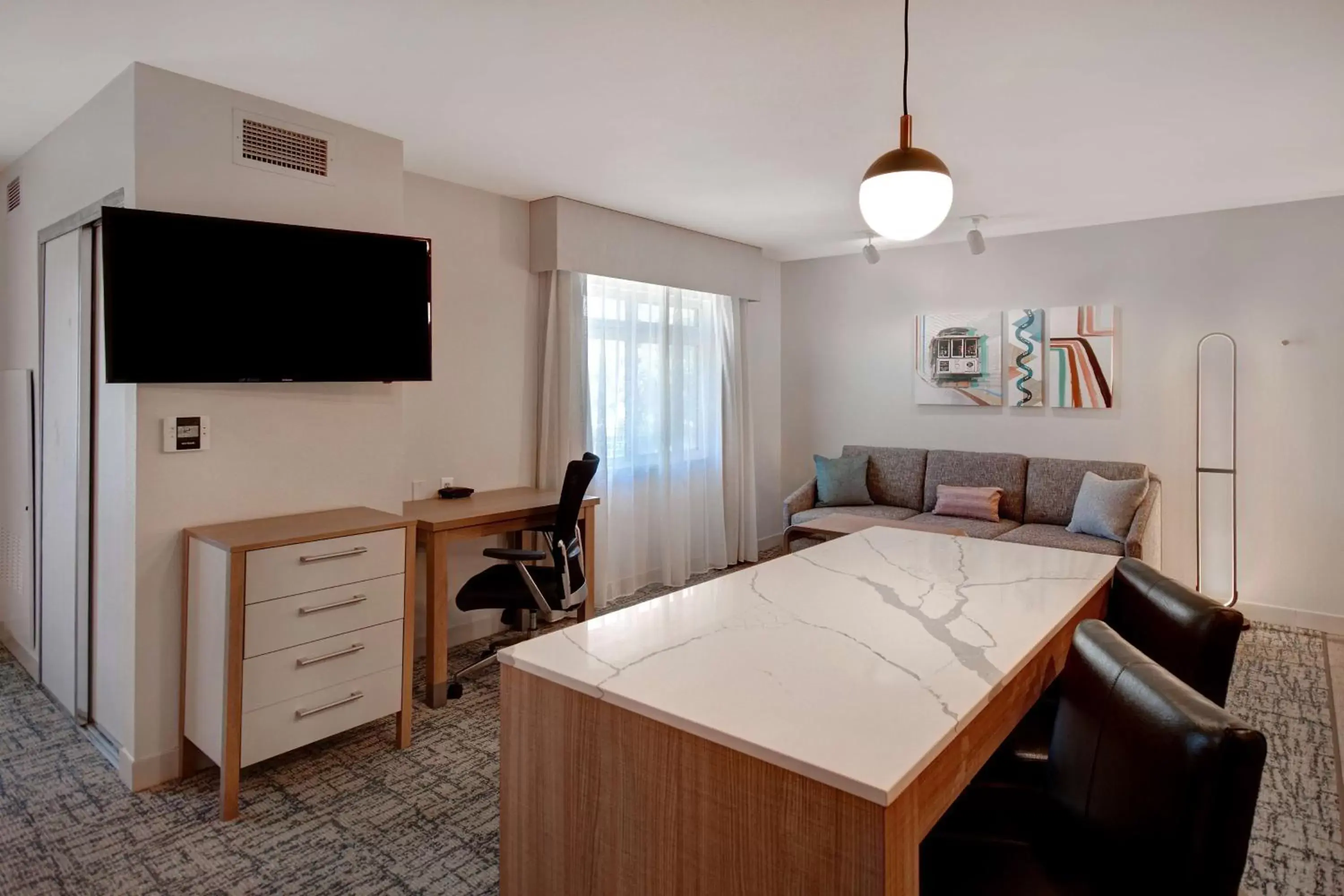 Bedroom, TV/Entertainment Center in Homewood Suites by Hilton San Francisco Airport North California