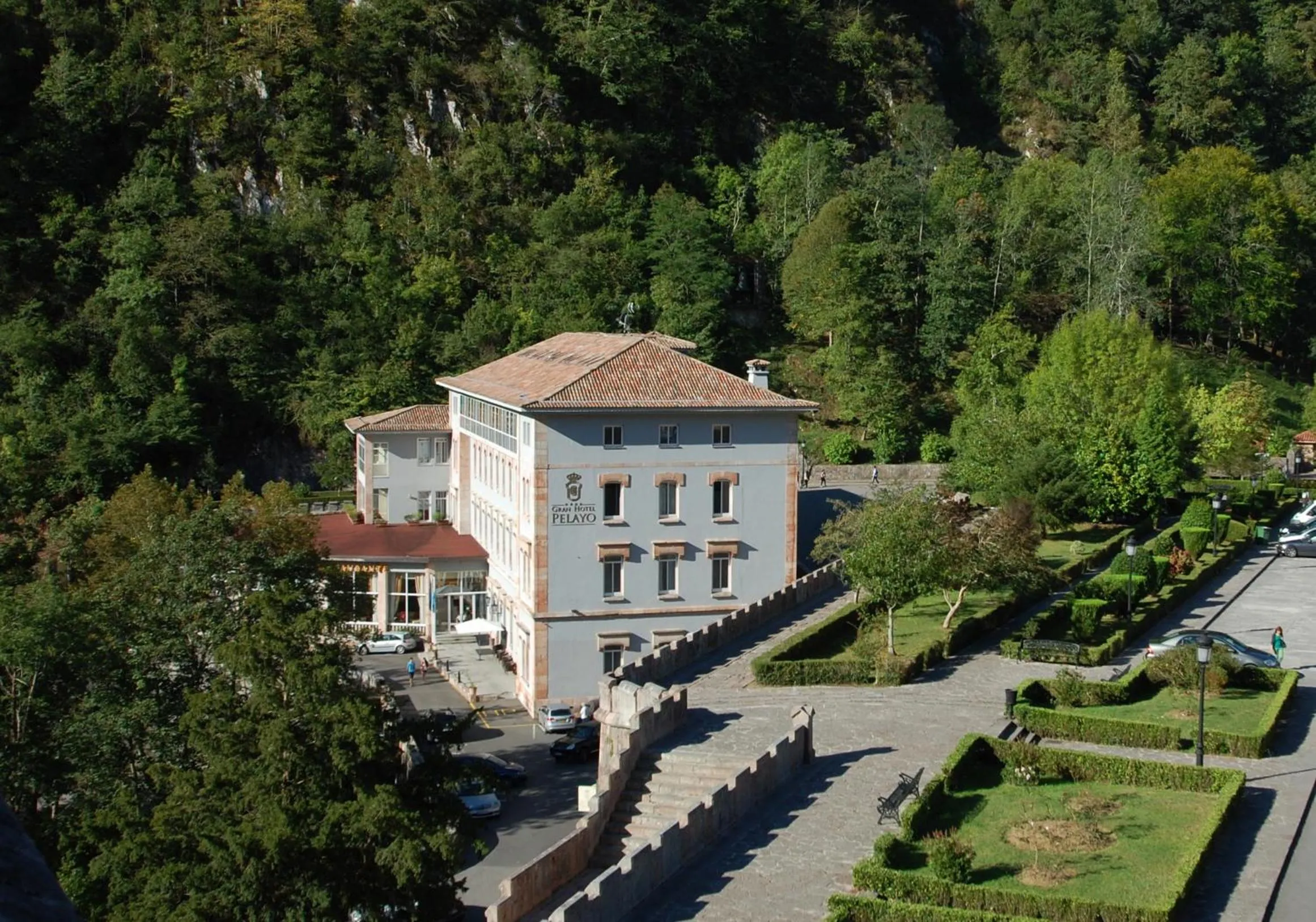 Property building in Arcea Gran Hotel Pelayo