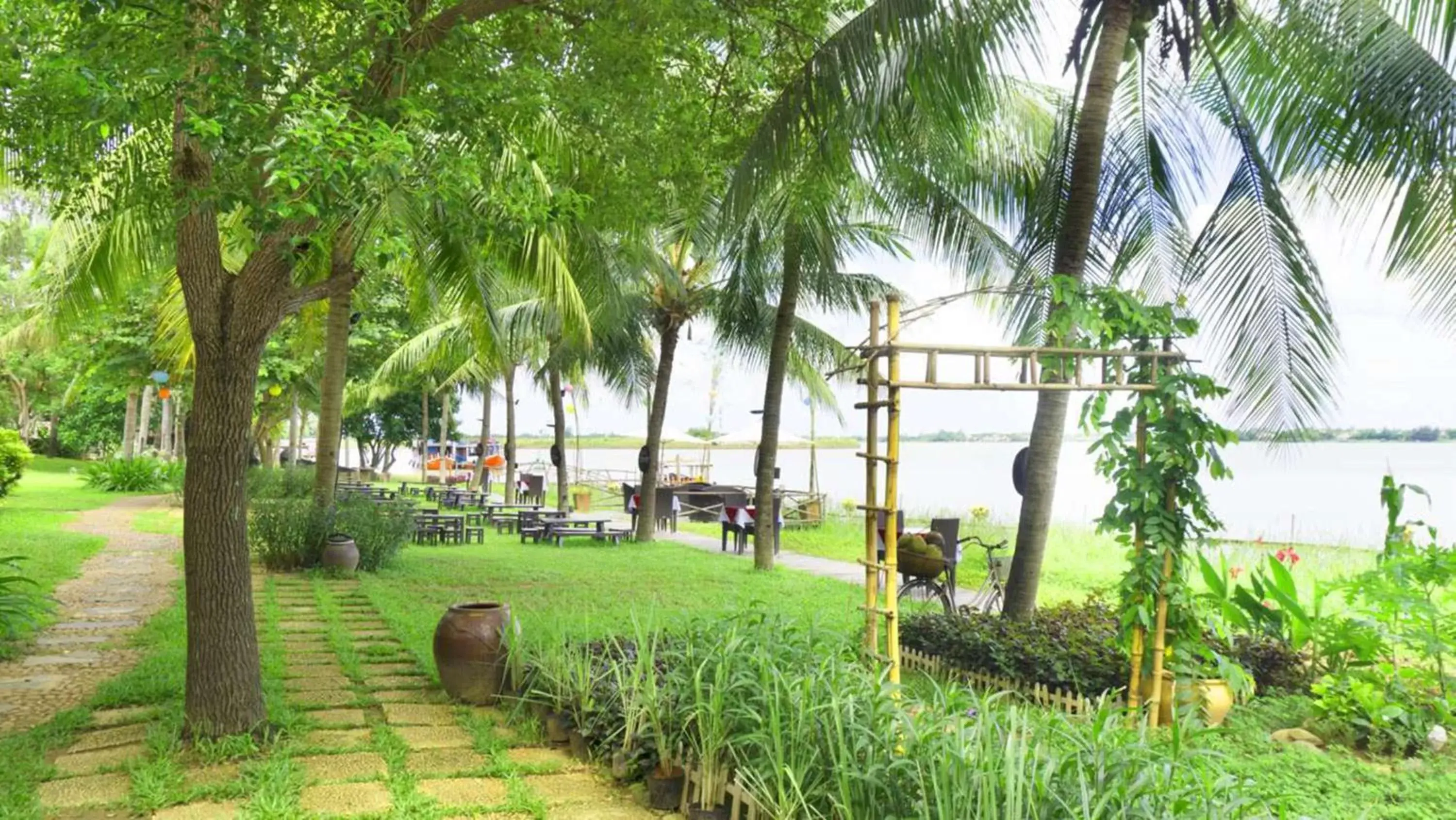 Garden in Vinh Hung Riverside Resort & Spa