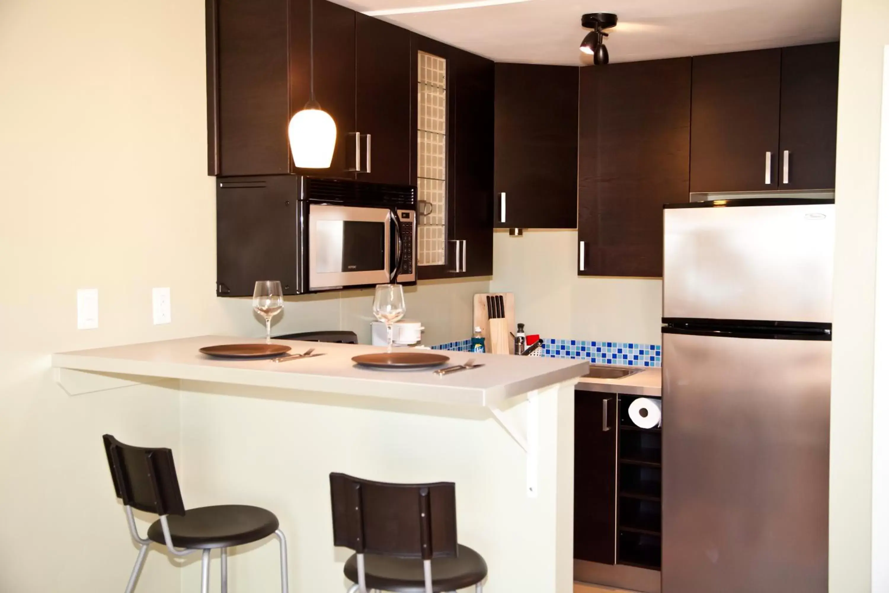 Kitchen or kitchenette, Bathroom in The Flagstone Boutique Inn & Suites