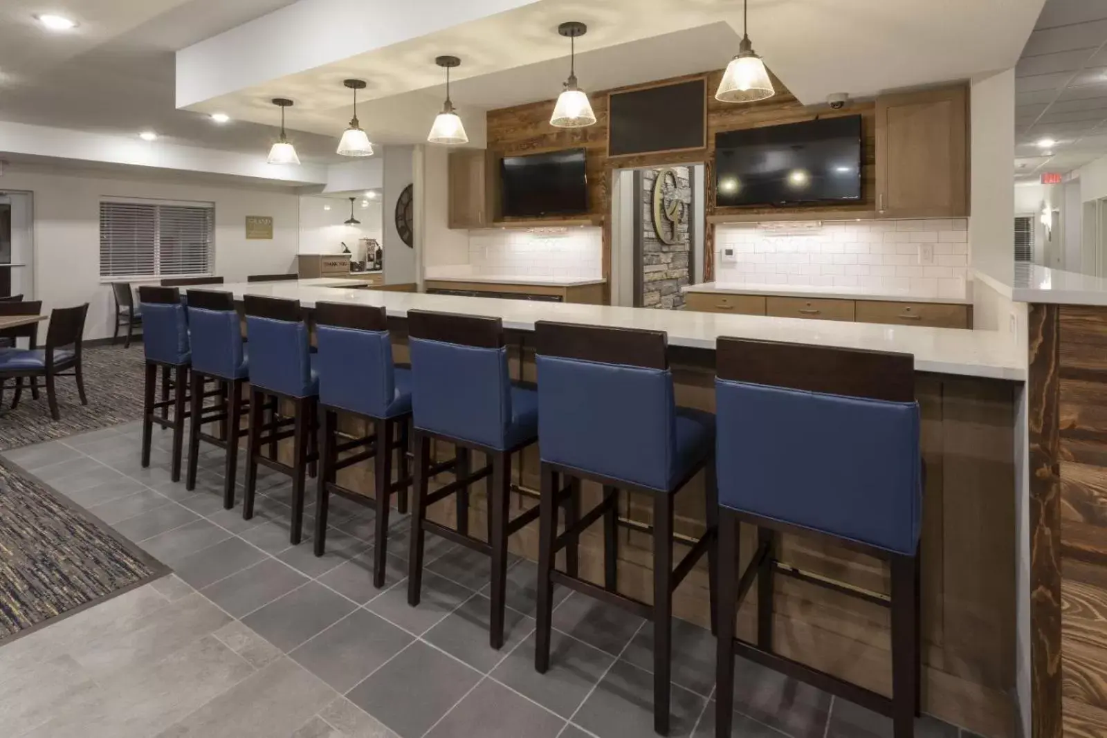 Lounge or bar, Kitchen/Kitchenette in Grandstay Hotel Milbank