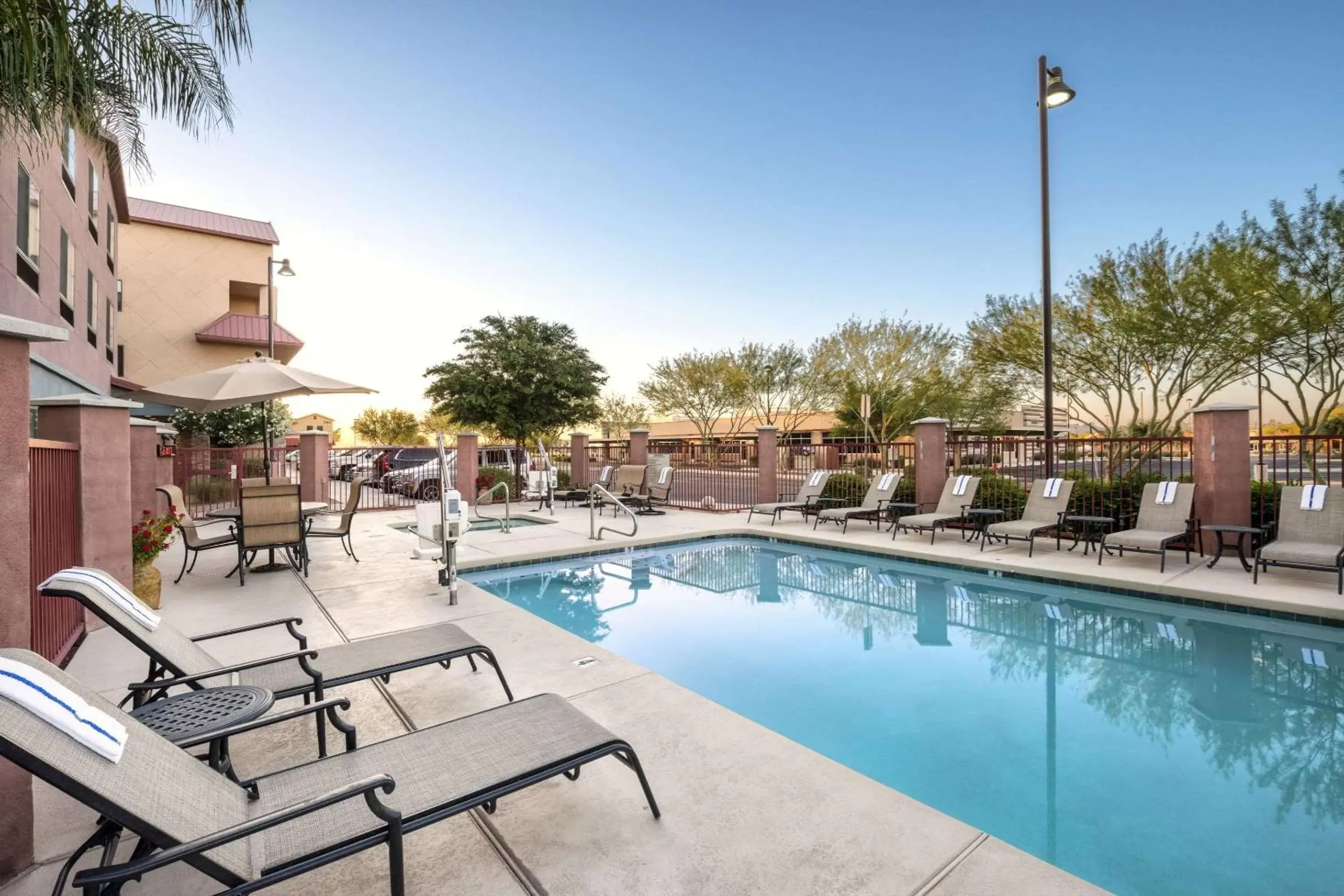 Swimming pool in Comfort Suites Goodyear-West Phoenix