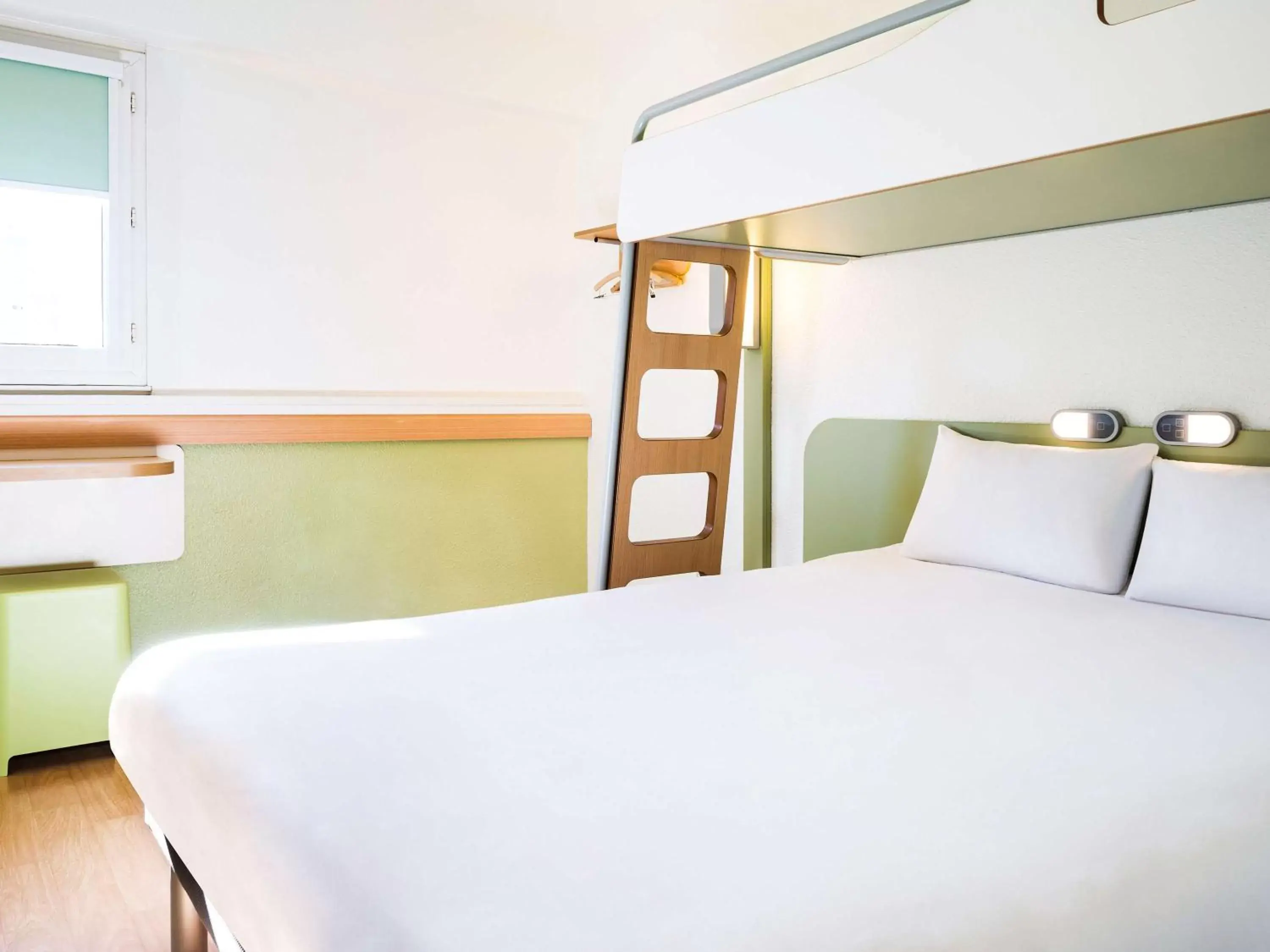 Photo of the whole room, Bunk Bed in ibis budget Toulouse Centre Gare