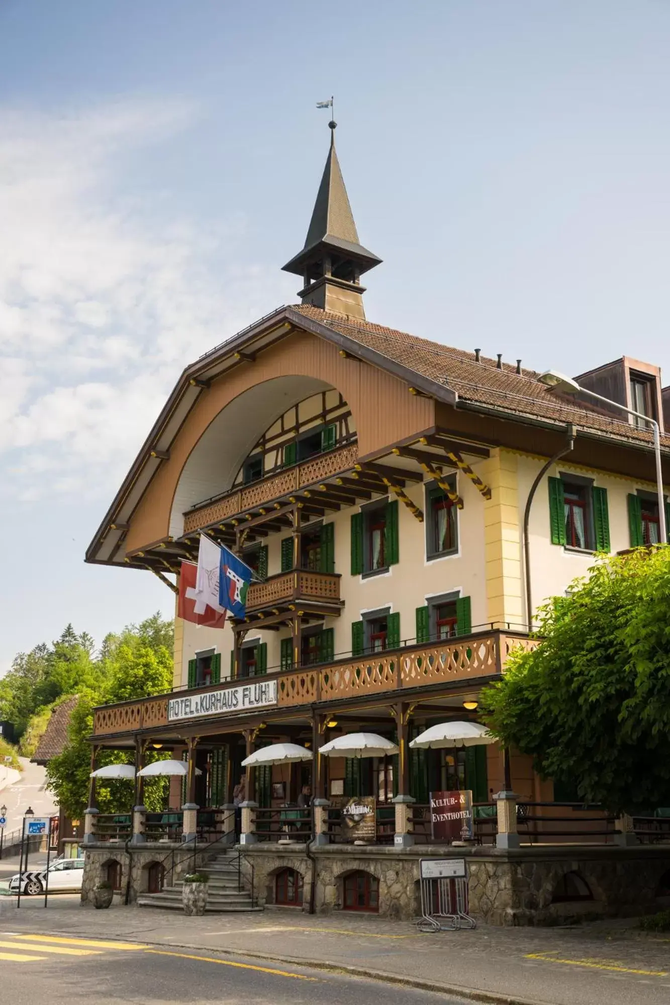 Facade/entrance, Property Building in FLÜHLI Hotel Kurhaus