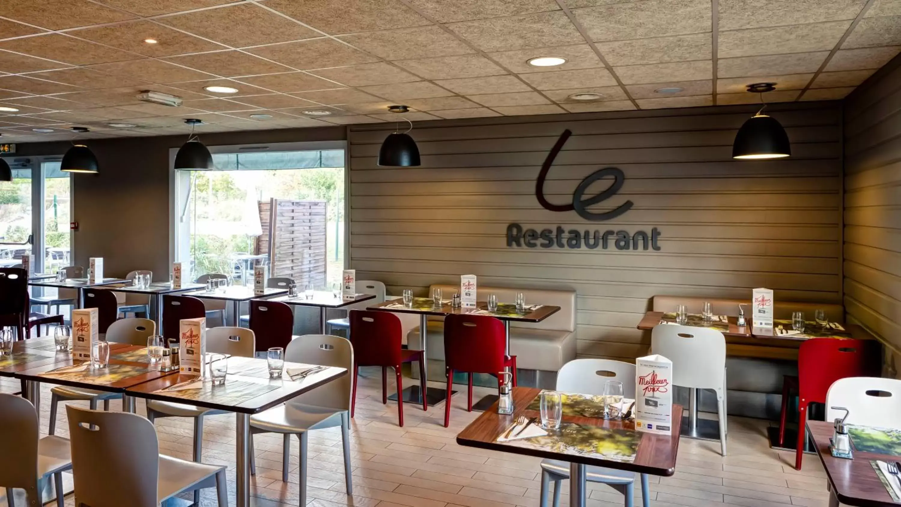 Staff, Restaurant/Places to Eat in Campanile Evry Ouest - Corbeil Essonnes