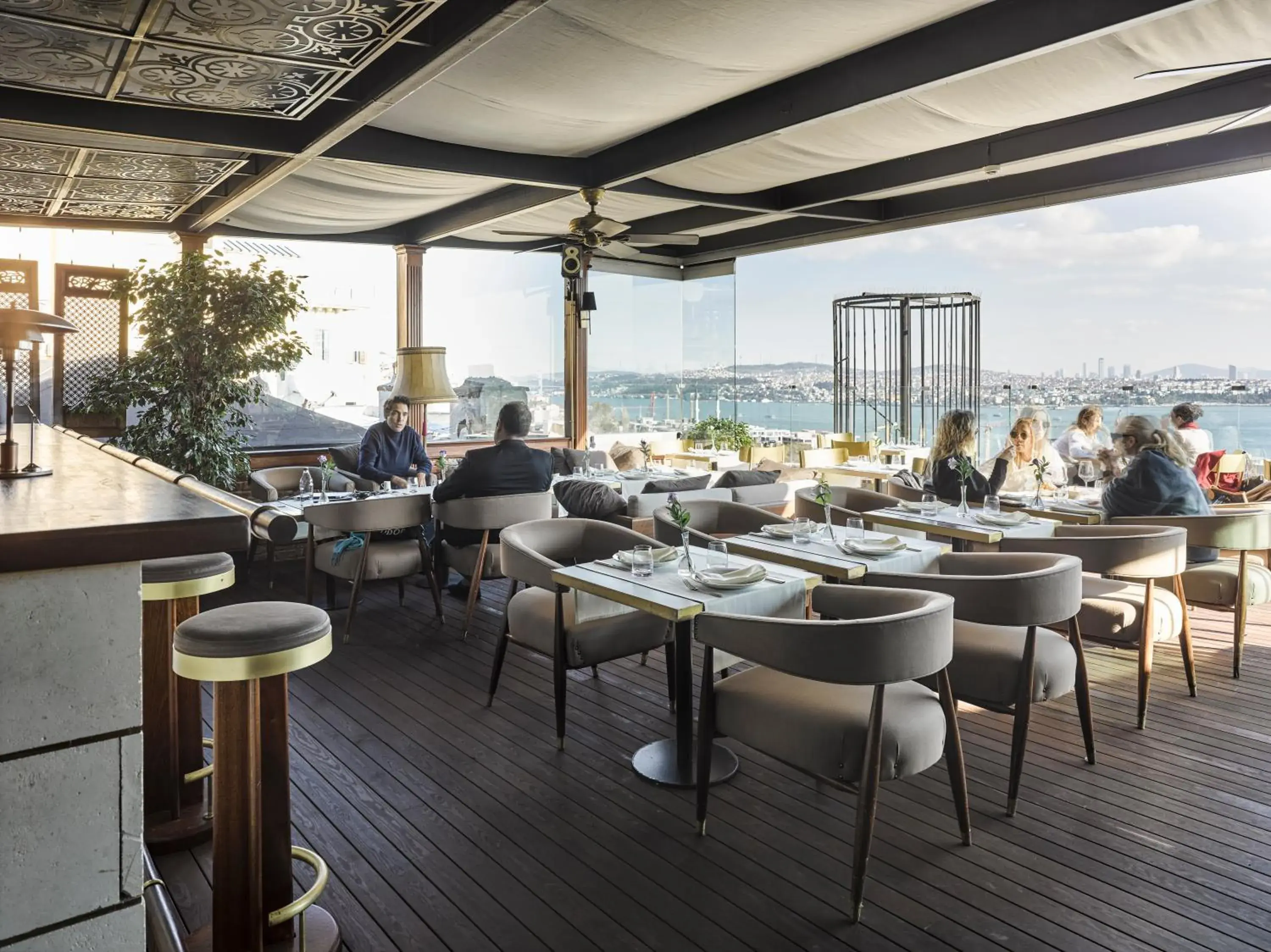Restaurant/Places to Eat in Georges Hotel Galata