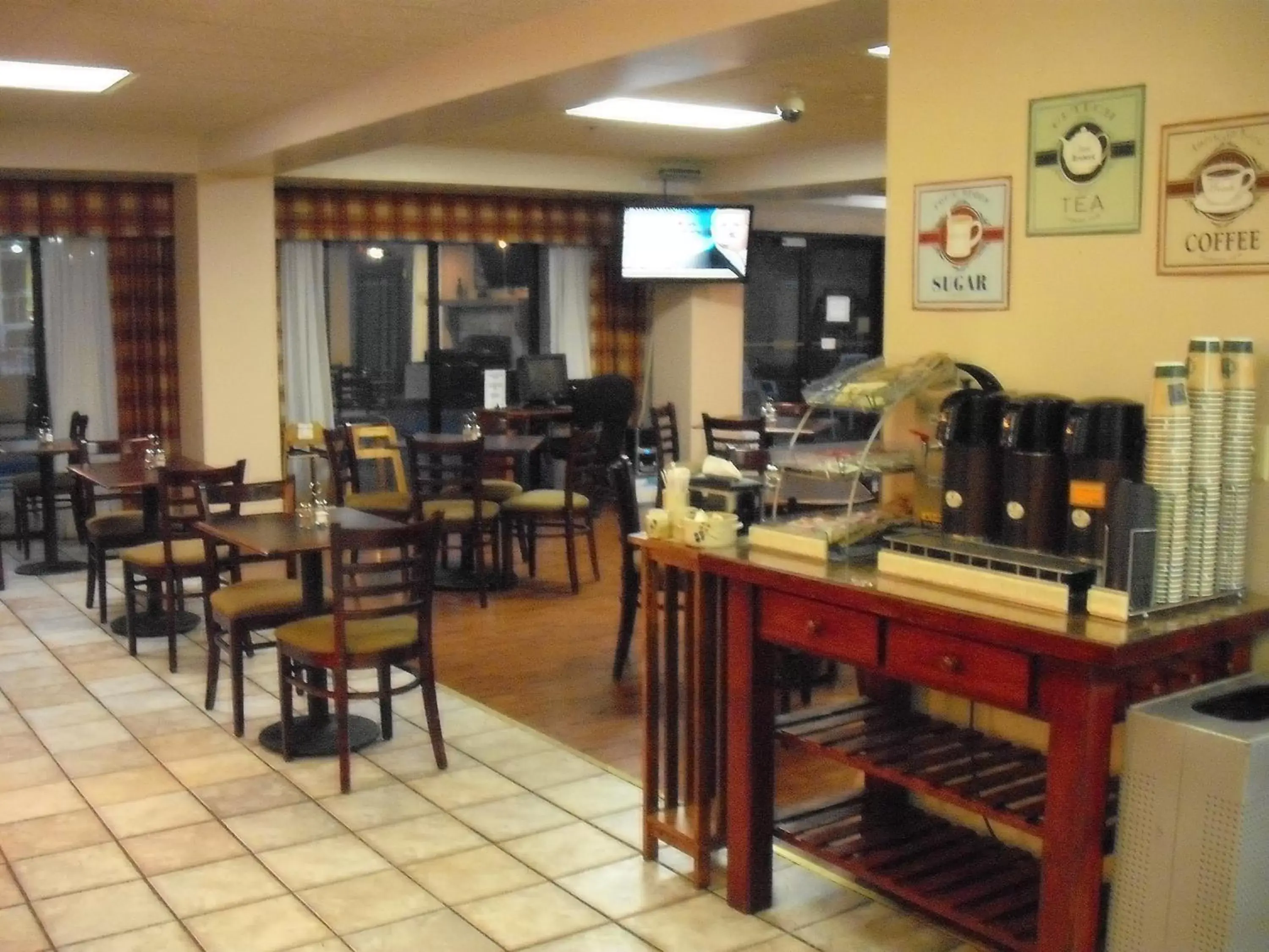 Coffee/tea facilities, Restaurant/Places to Eat in Mountain Inn & Suites