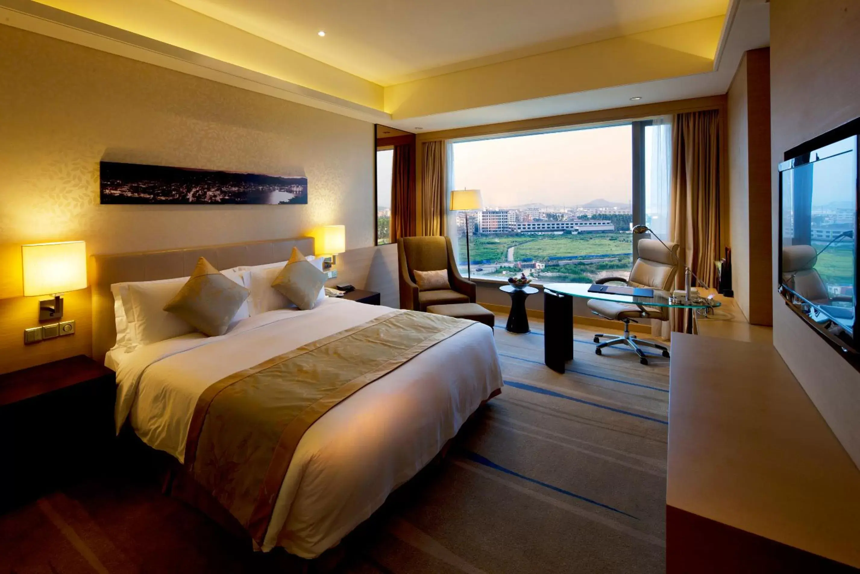 Bed in Crowne Plaza Guangzhou Huadu by IHG Bed in Crowne Plaza Guangzhou Huadu by IHG