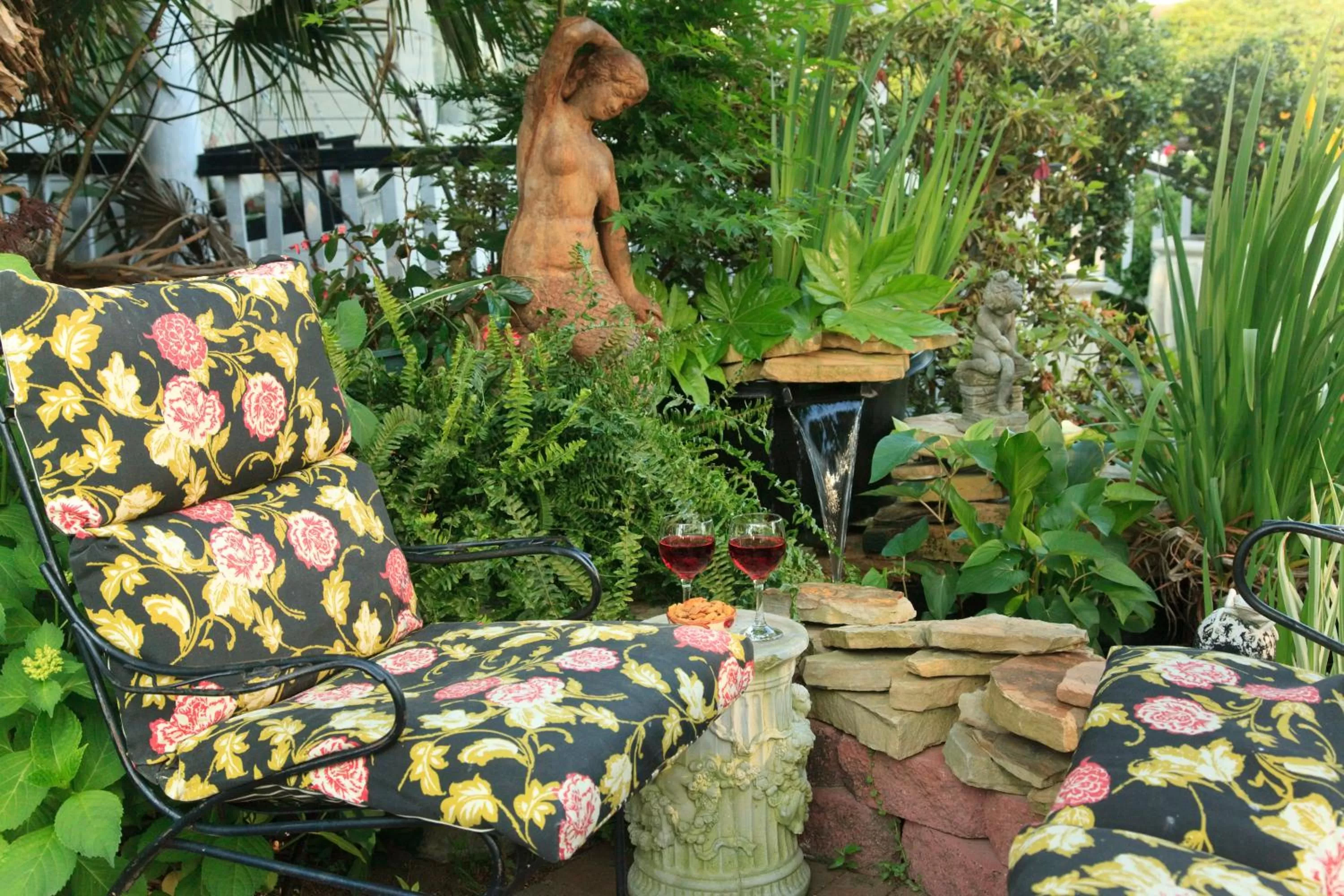 Garden in White Doe Inn Bed & Breakfast