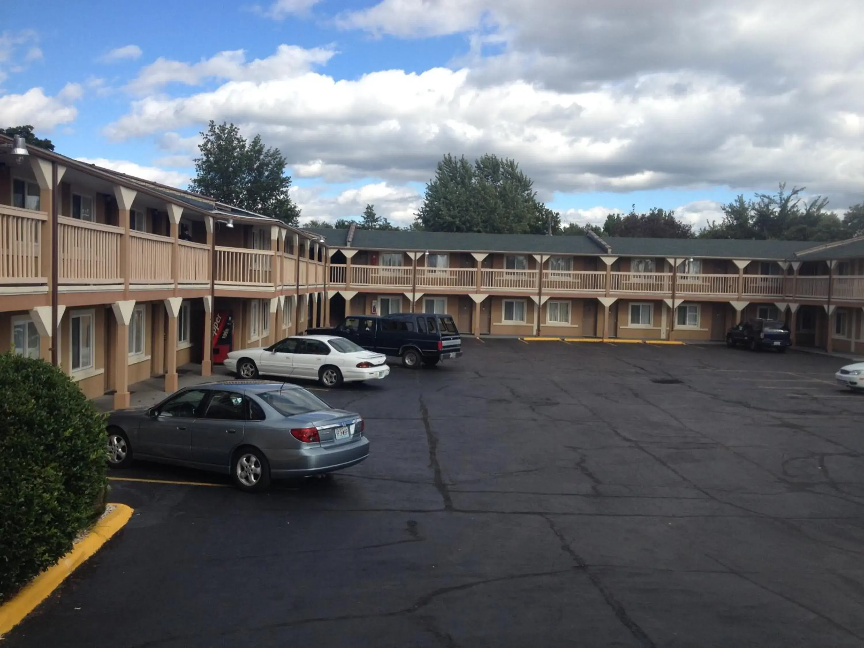 Facade/entrance, Property Building in Battlefield Inn Springfield