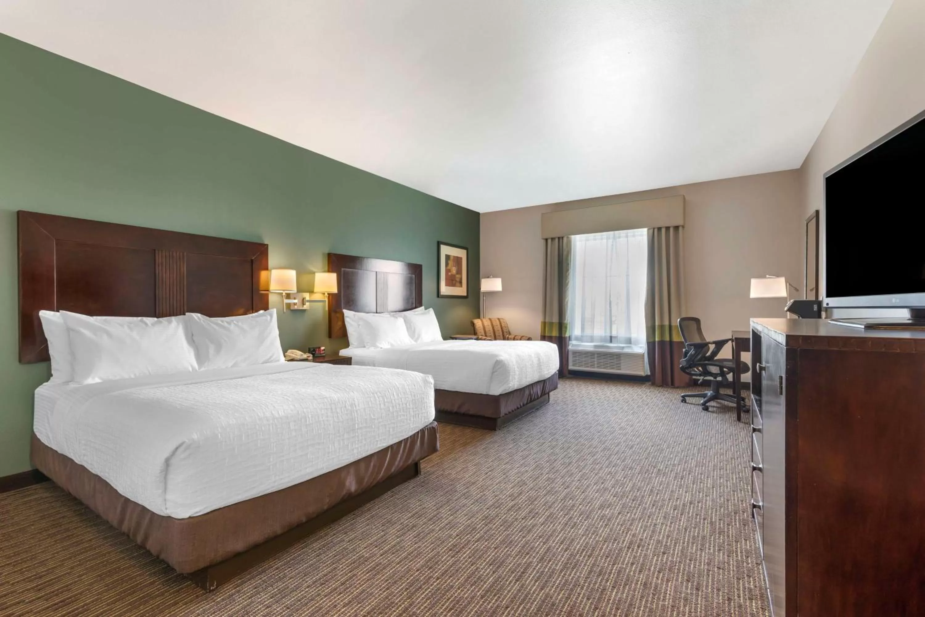 Queen Room with Two Queen Beds and Bath Tub - Disability Access in Best Western Plus Duncanville/Dallas