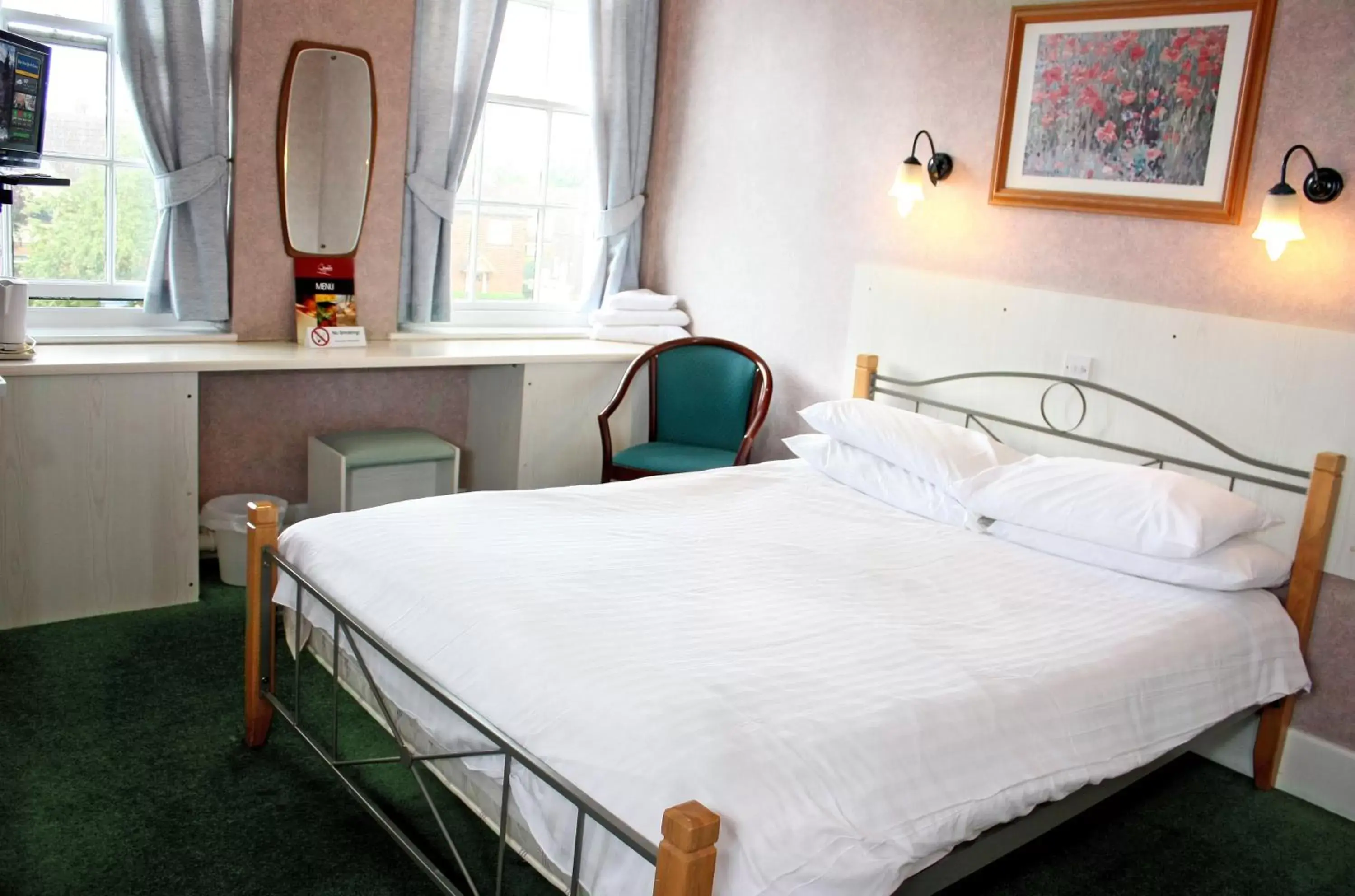 Photo of the whole room, Bed in The Raven Hotel