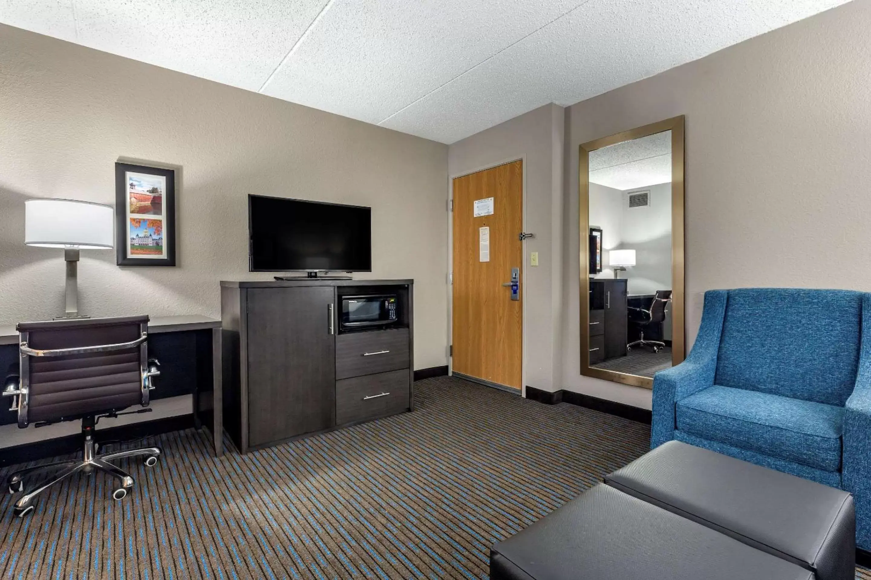 Photo of the whole room, TV/Entertainment Center in Comfort Inn