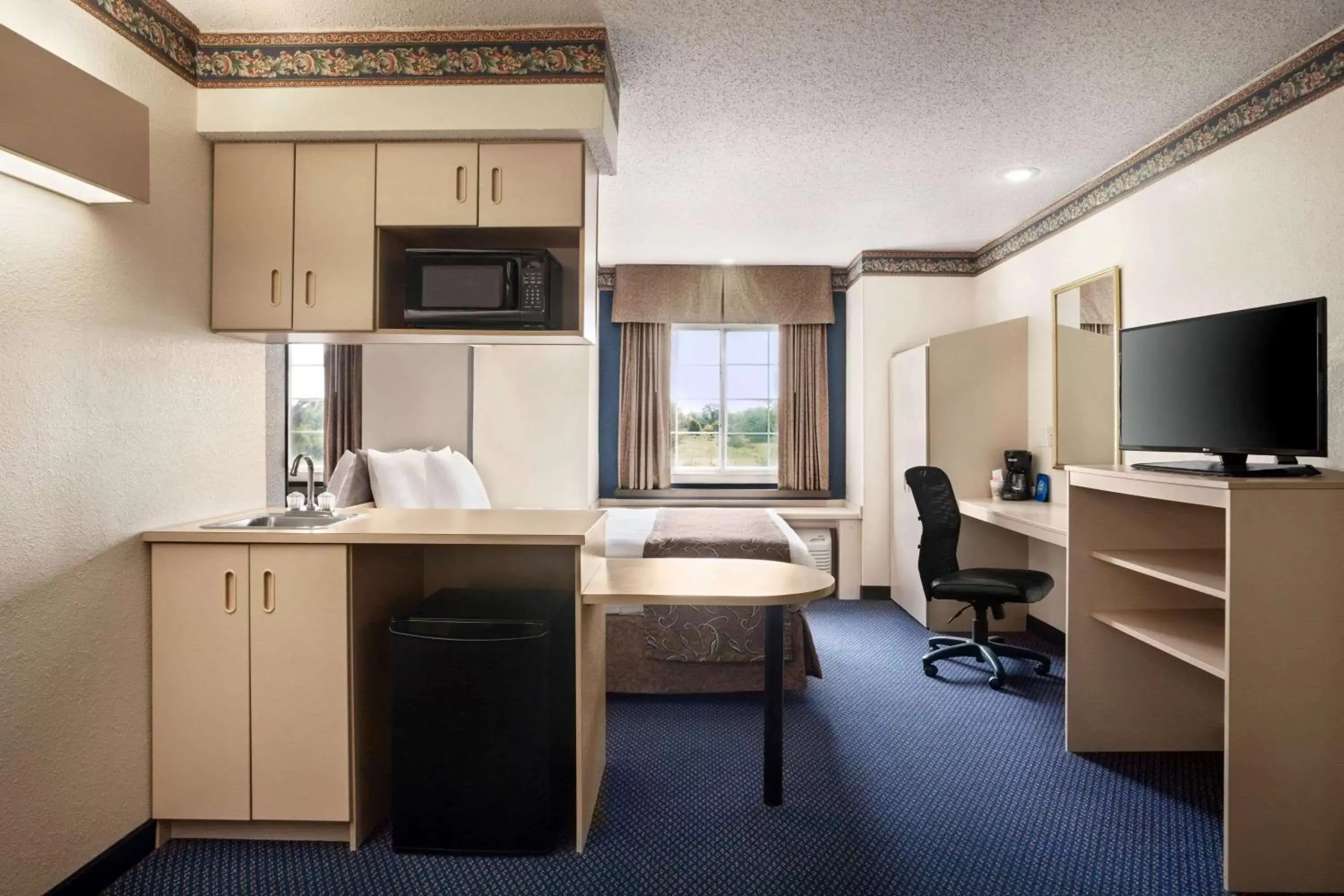 Photo of the whole room, Kitchen/Kitchenette in Travelodge by Wyndham Fort Scott