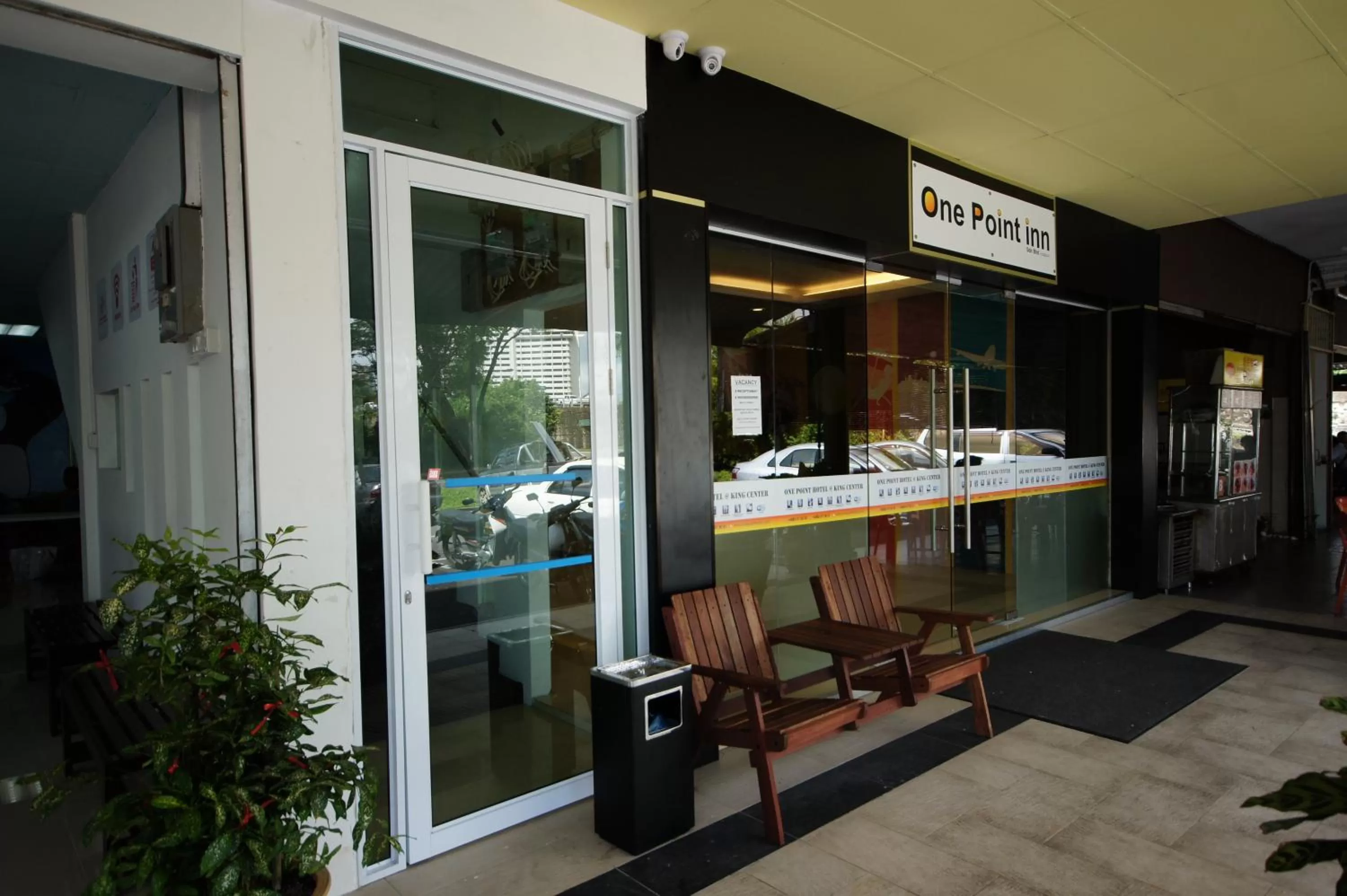 Facade/entrance in One Point Inn King Centre