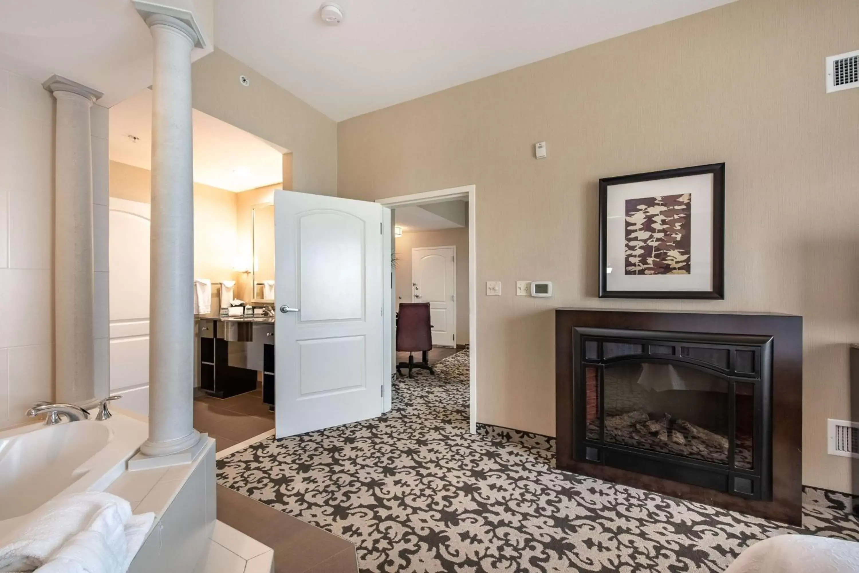 Living room, TV/Entertainment Center in Homewood Suites by Hilton Oxnard/Camarillo