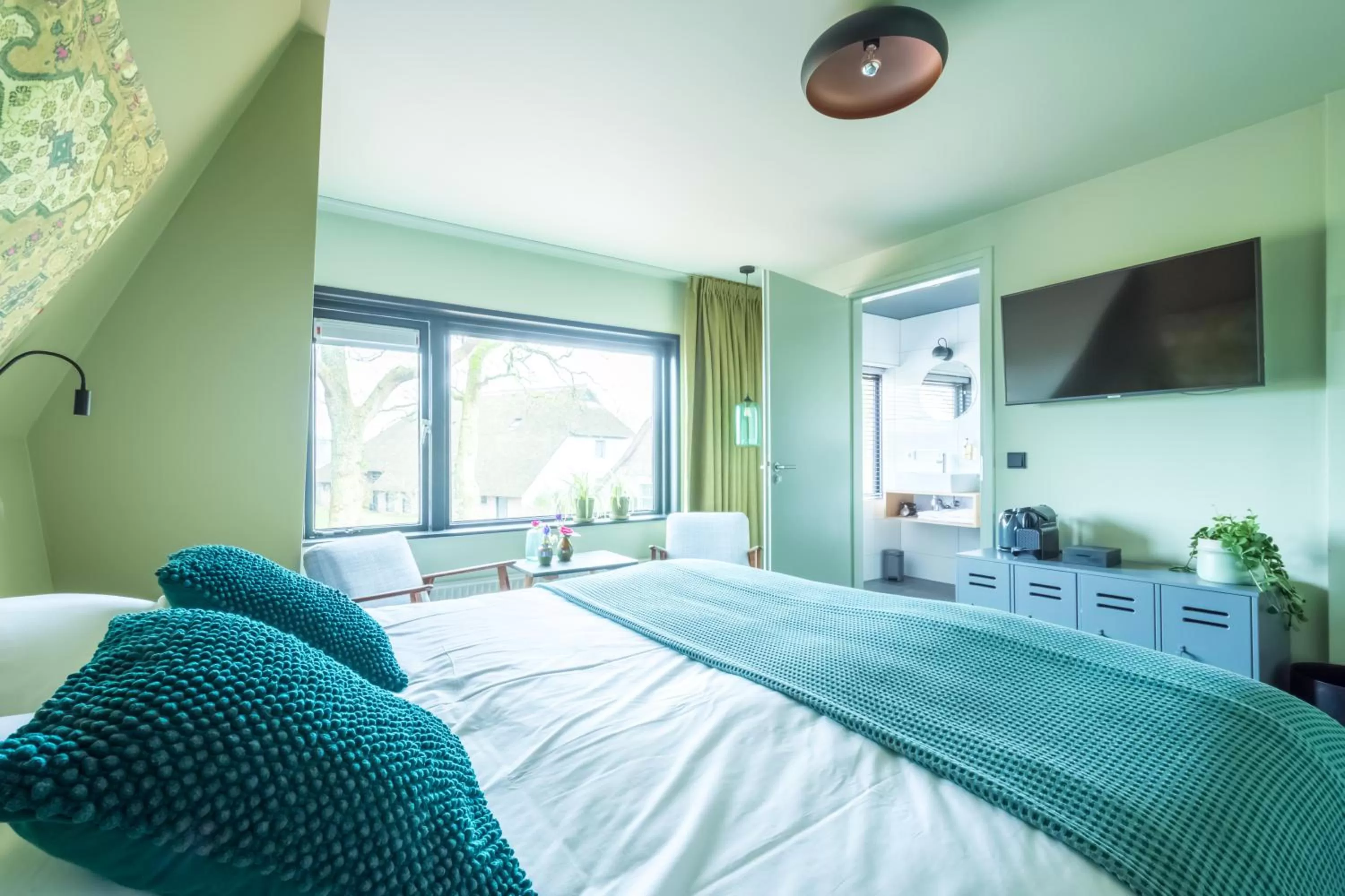 Photo of the whole room, Bed in LUDIEK eten en slapen