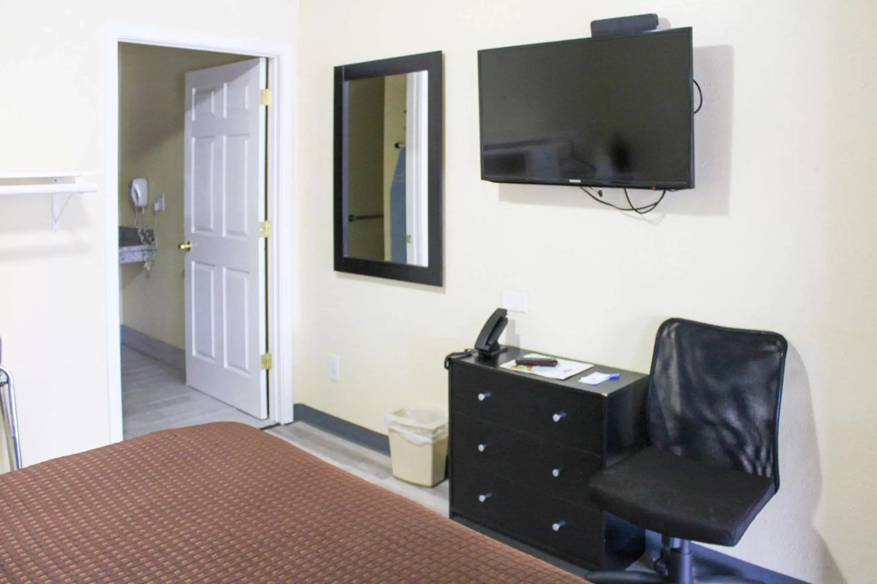 Bedroom, TV/Entertainment Center in Rodeway Inn Medford