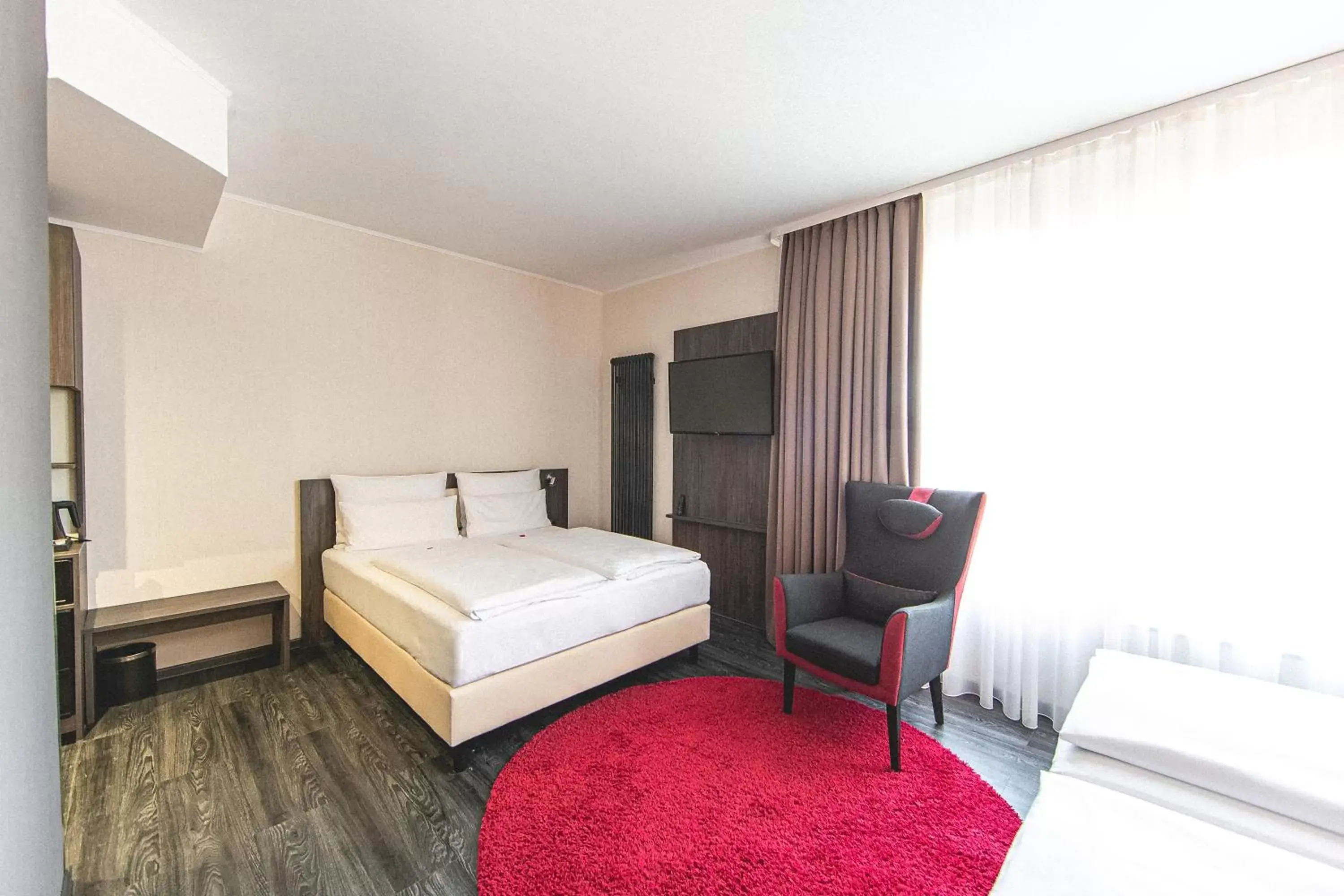 Bedroom, Bed in PLAZA Premium Parkhotel Norderstedt