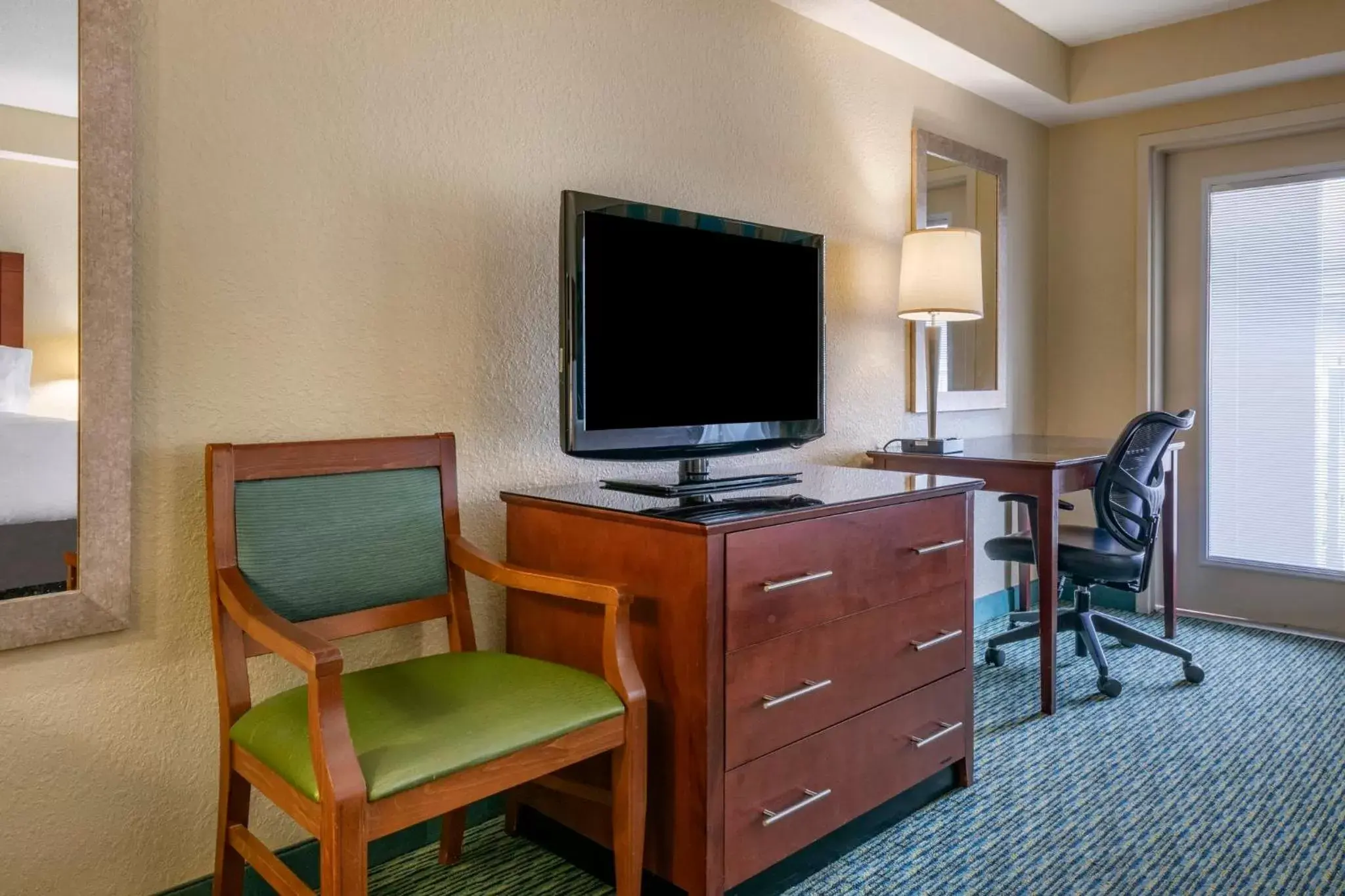 Photo of the whole room, TV/Entertainment Center in Holiday Inn Resort Orlando - Lake Buena Vista, an IHG Hotel
