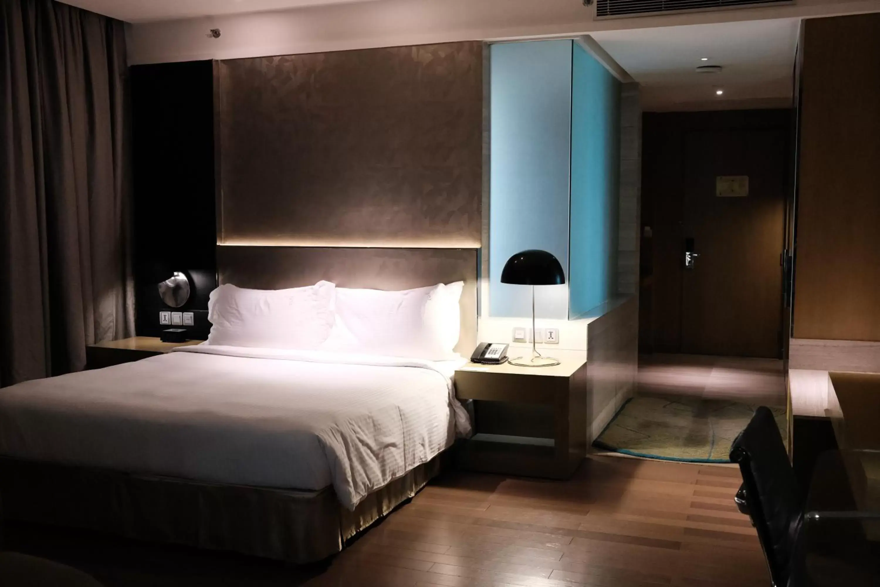 Bed in Holiday Inn New Delhi International Airport, an IHG Hotel