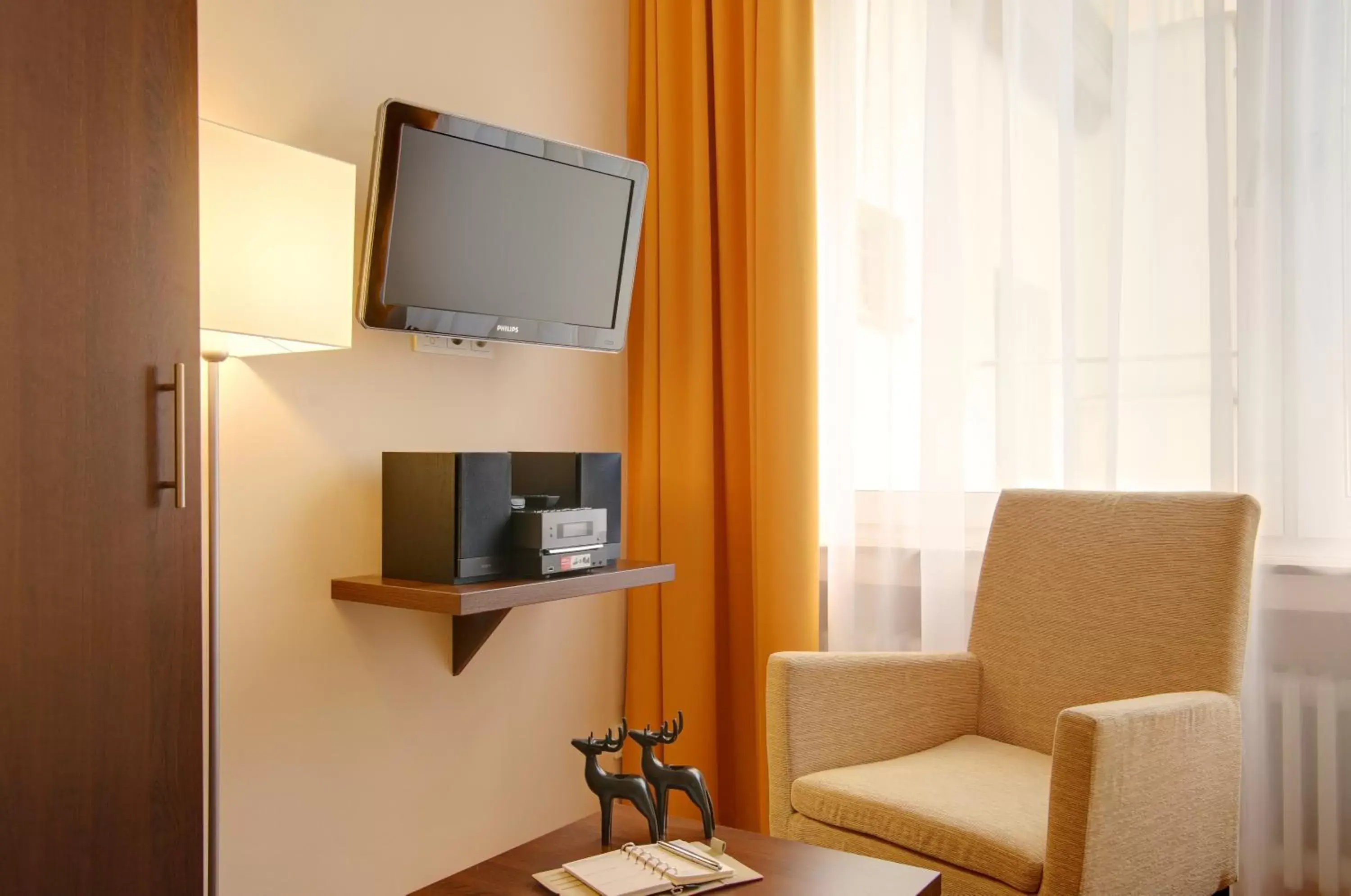 TV and multimedia, TV/Entertainment Center in Hotel Mercedes City