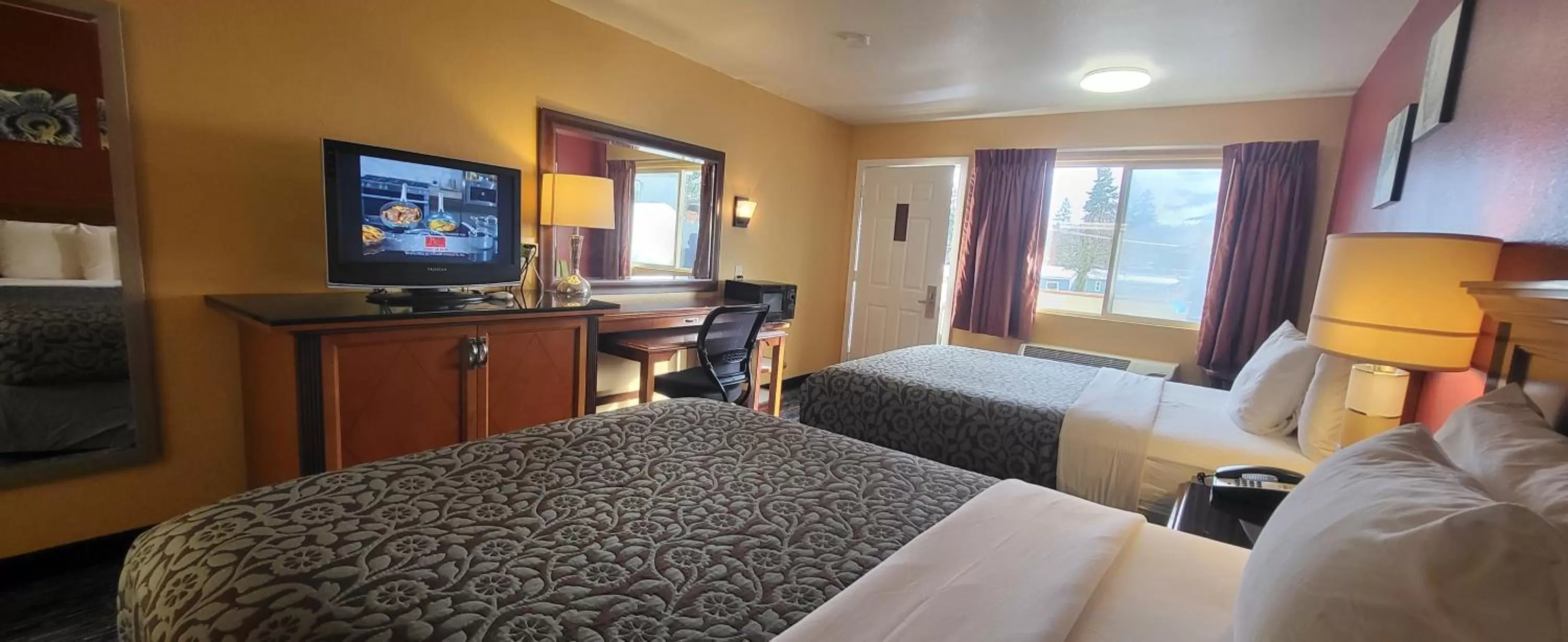 TV and multimedia, Bed in Olympic Inn & Suites Port Angeles