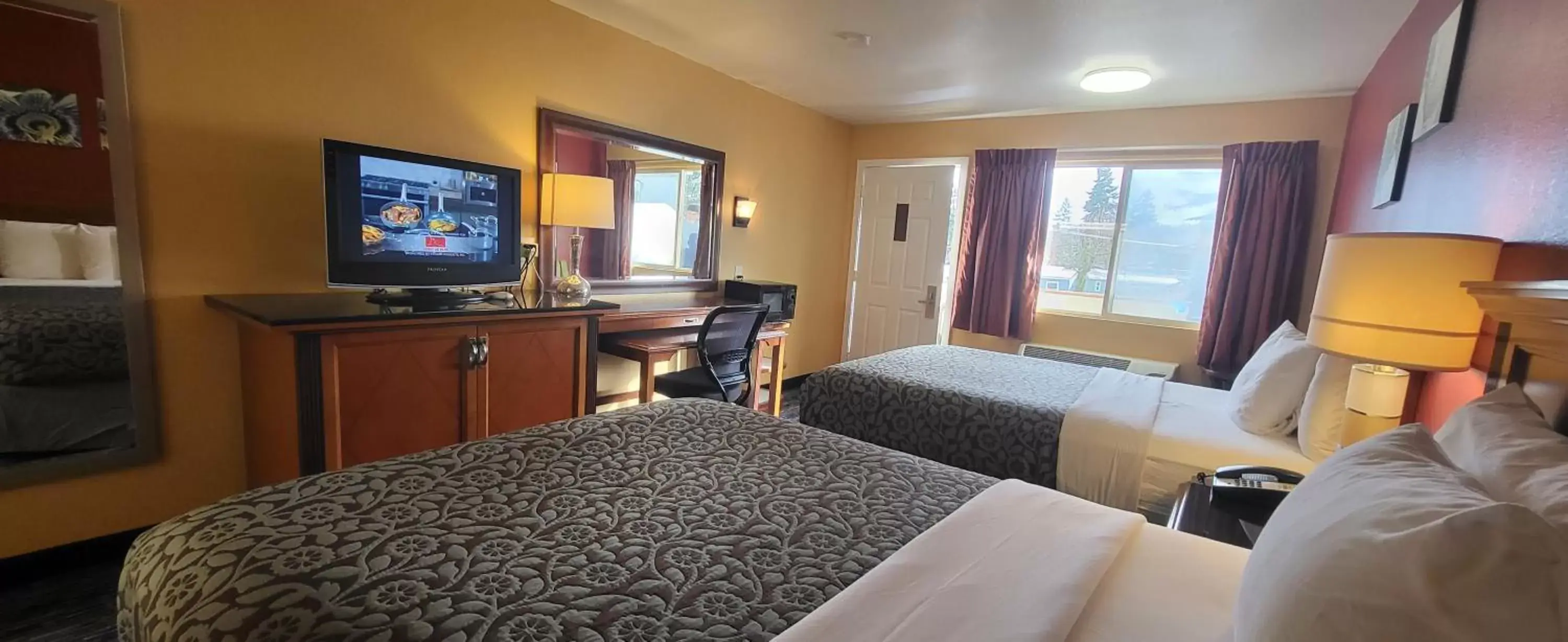TV and multimedia, TV/Entertainment Center in Olympic Inn & Suites Port Angeles