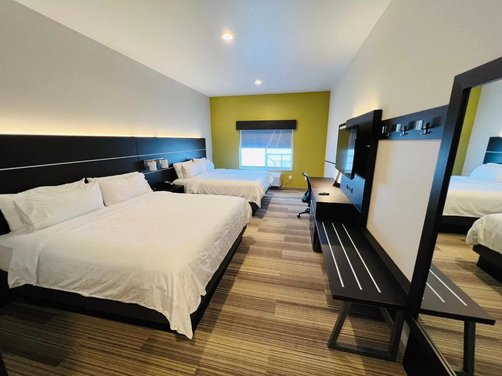 Photo of the whole room, Bed in Holiday Inn Express & Suites Salinas by IHG