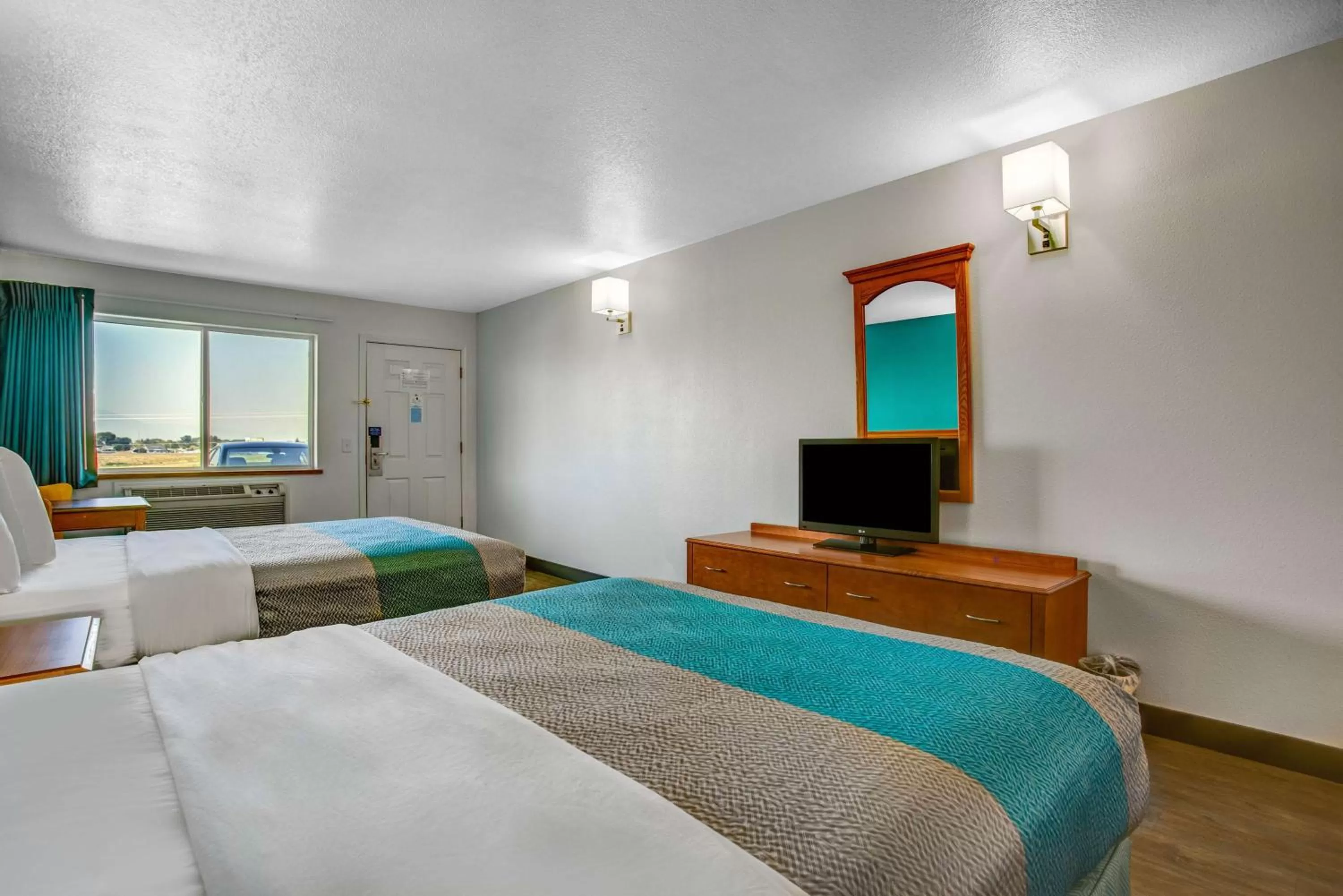Photo of the whole room, Bed in Motel 6-Baker City, OR