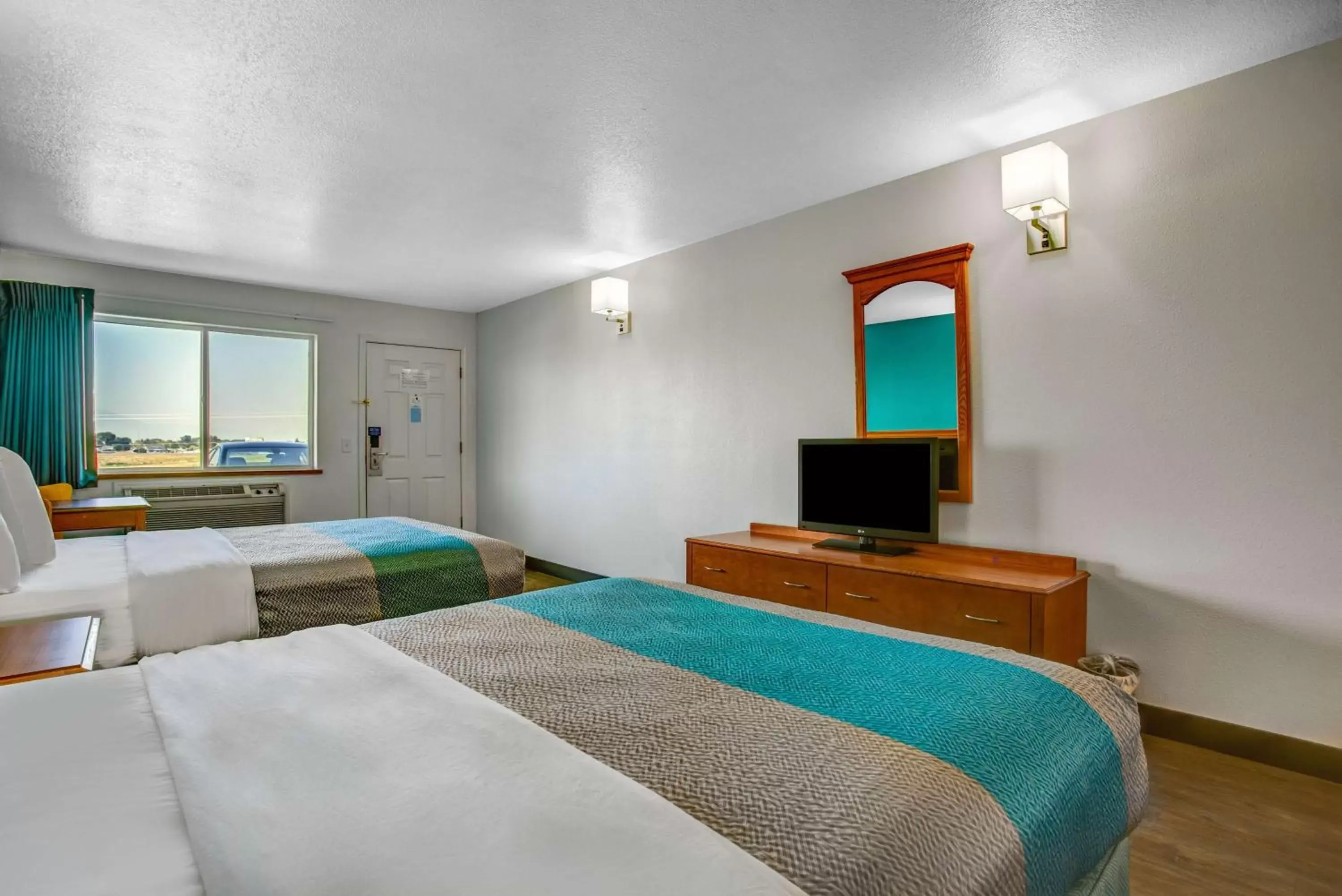 Photo of the whole room in Motel 6-Baker City, OR