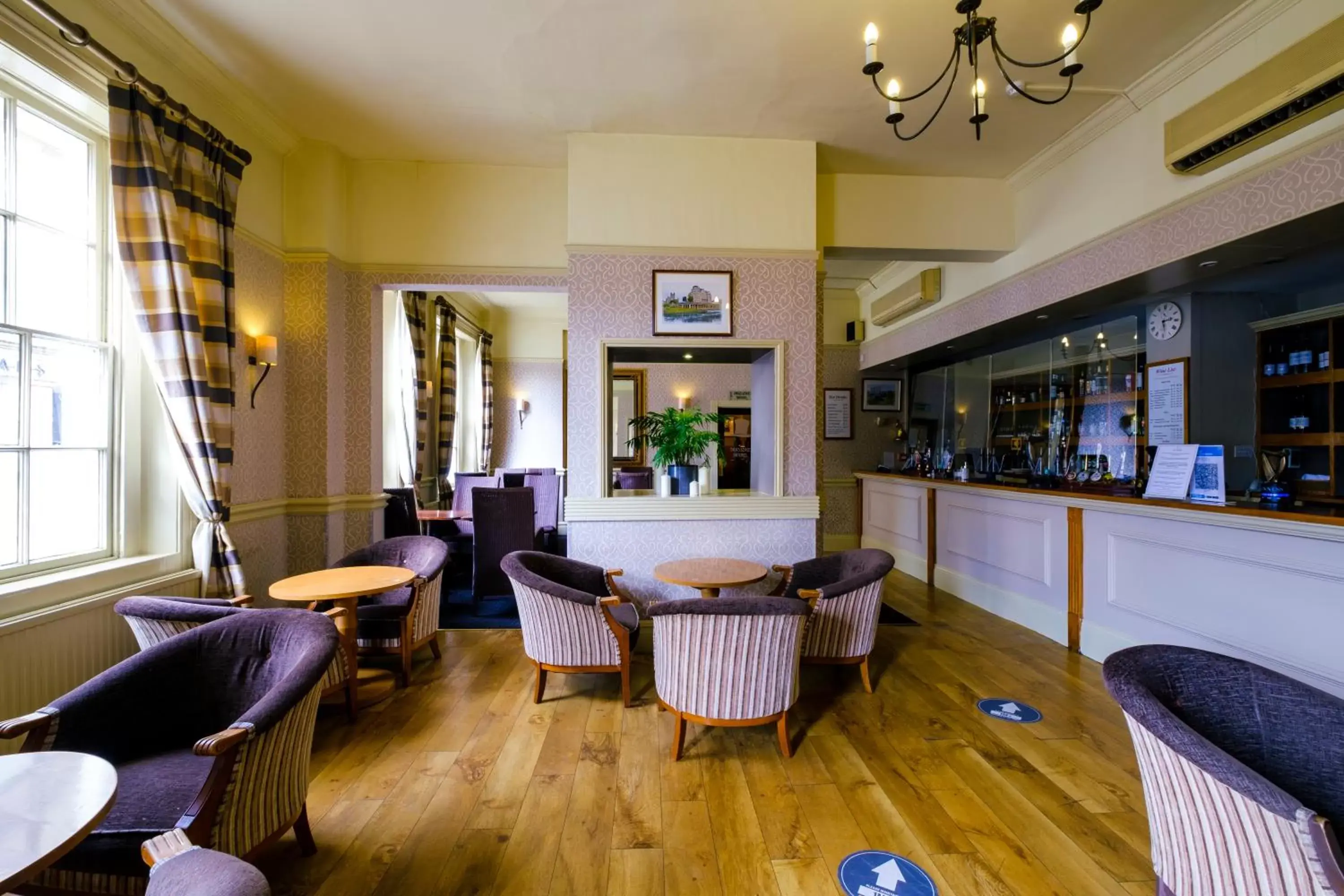 Lounge or bar in Royal Hotel