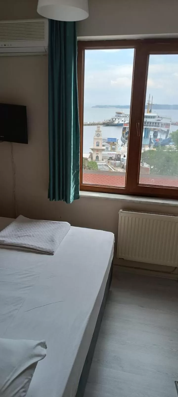 TV and multimedia, Bed in Hotel Crowded House