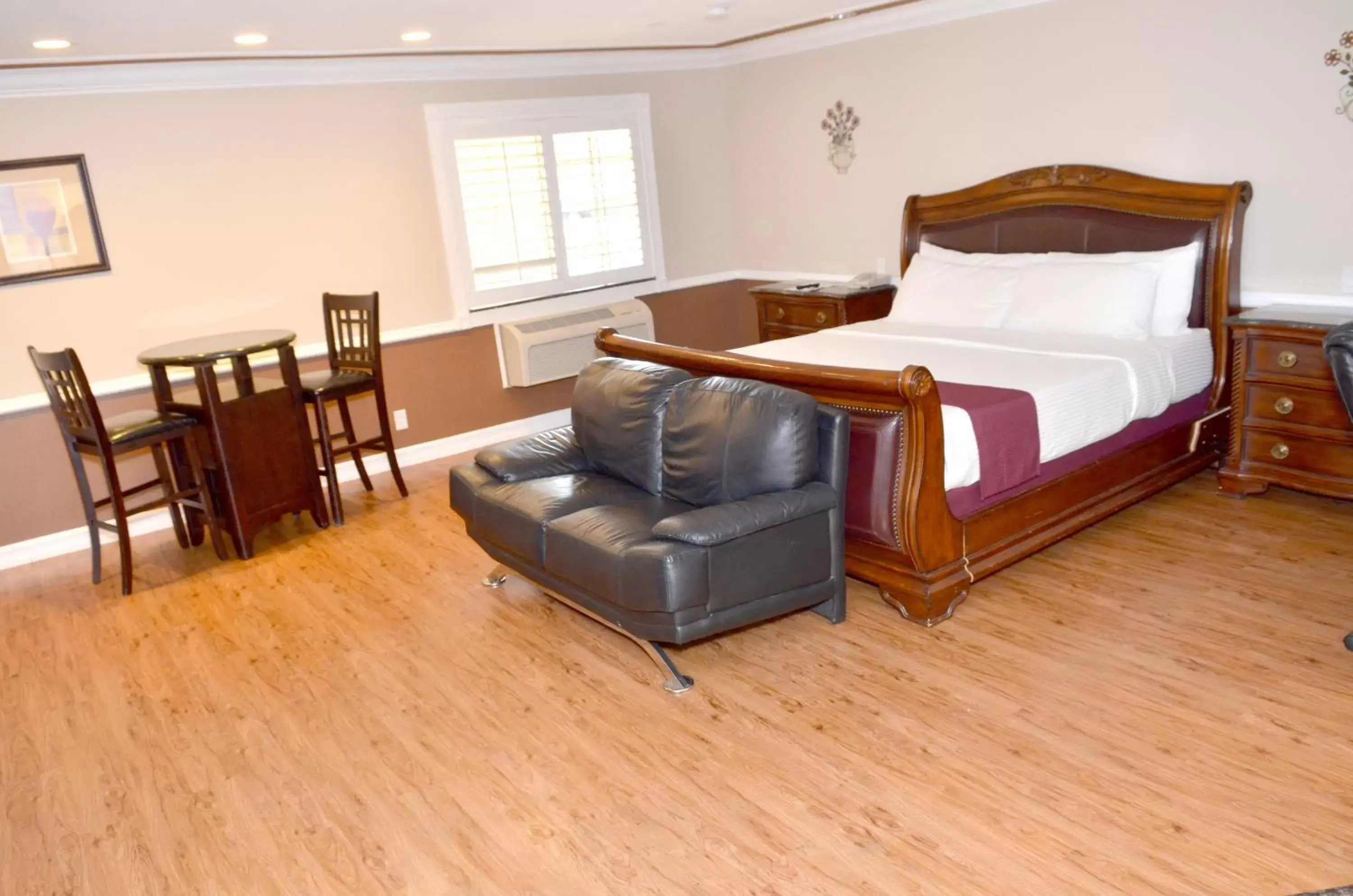 Seating area, Bed in Dynasty Suites Hotel Seating area, Bed in Dynasty Suites Hotel