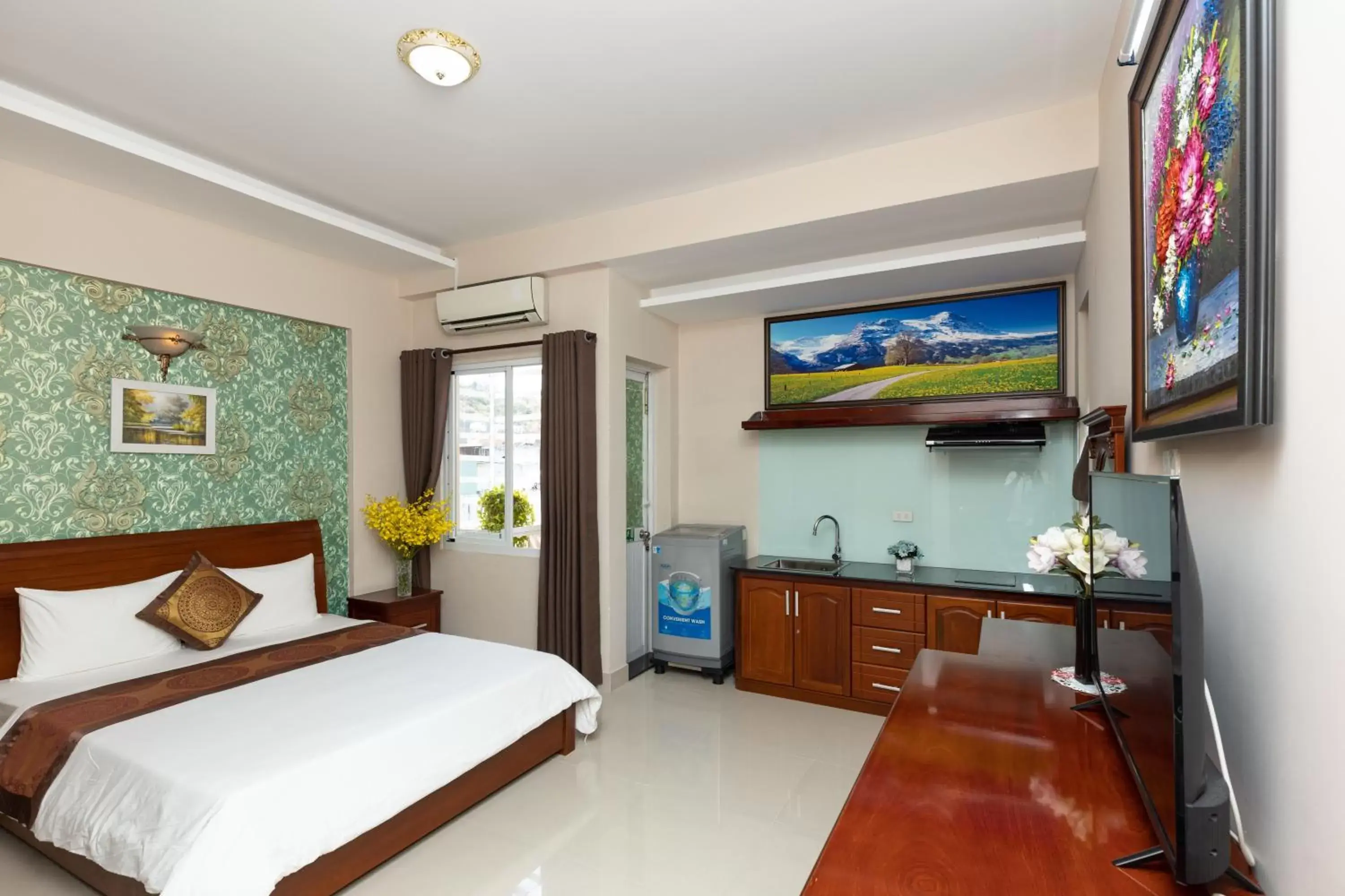 Bed, TV/Entertainment Center in Queen Garden Hotel & Apartment