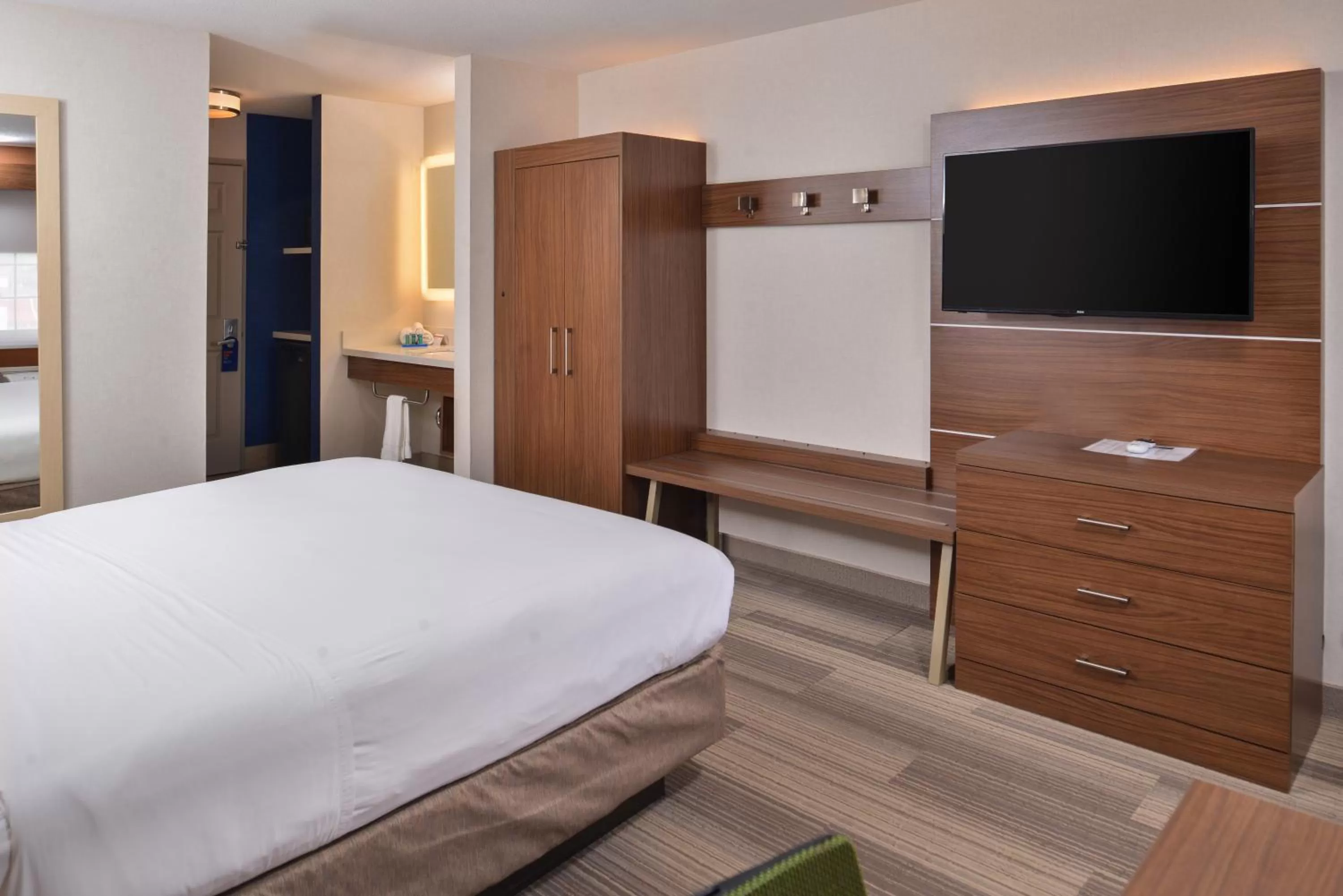 Photo of the whole room, Bed in Holiday Inn Express Westley by IHG