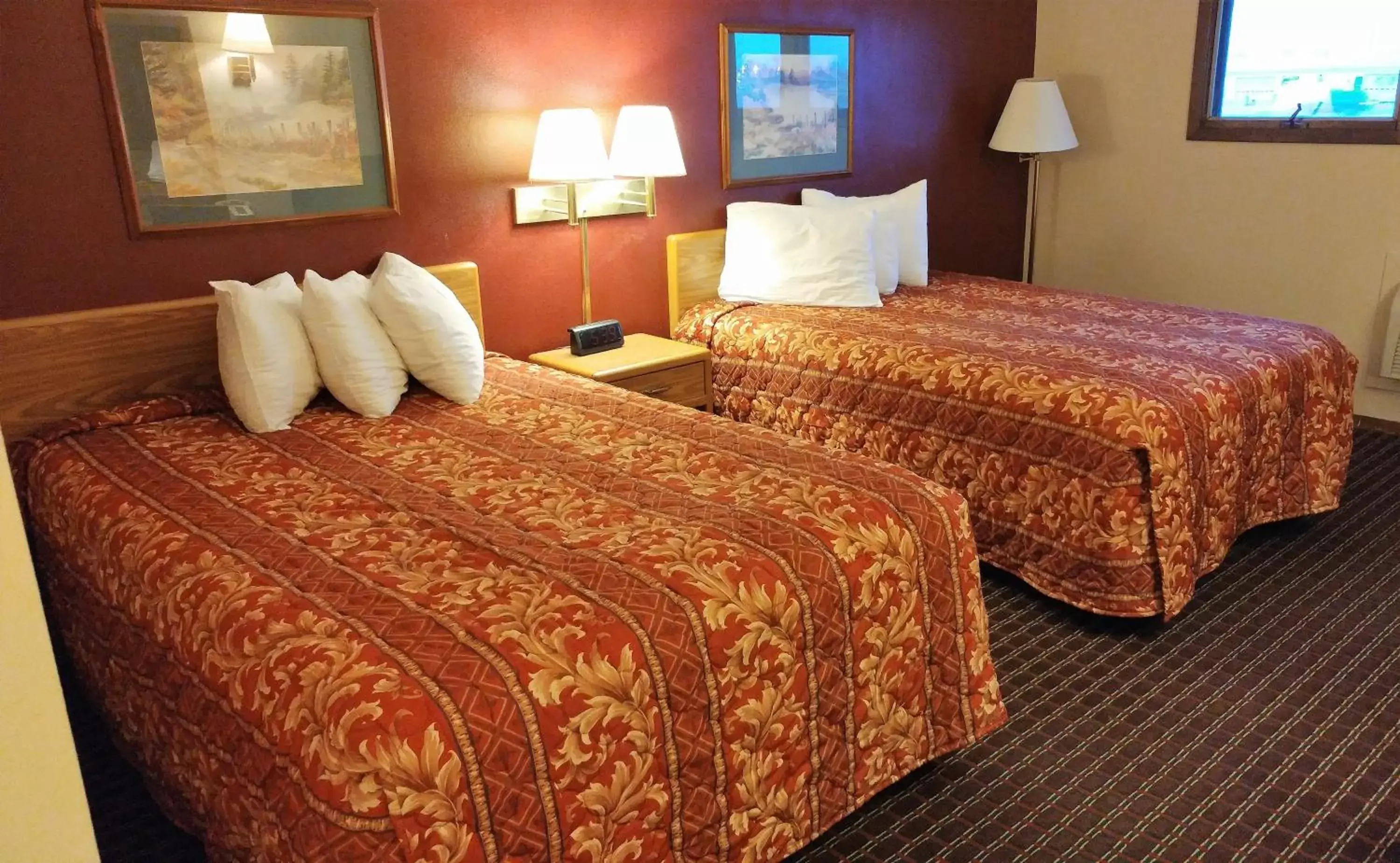 Bed in Red Carpet Inn - Windom