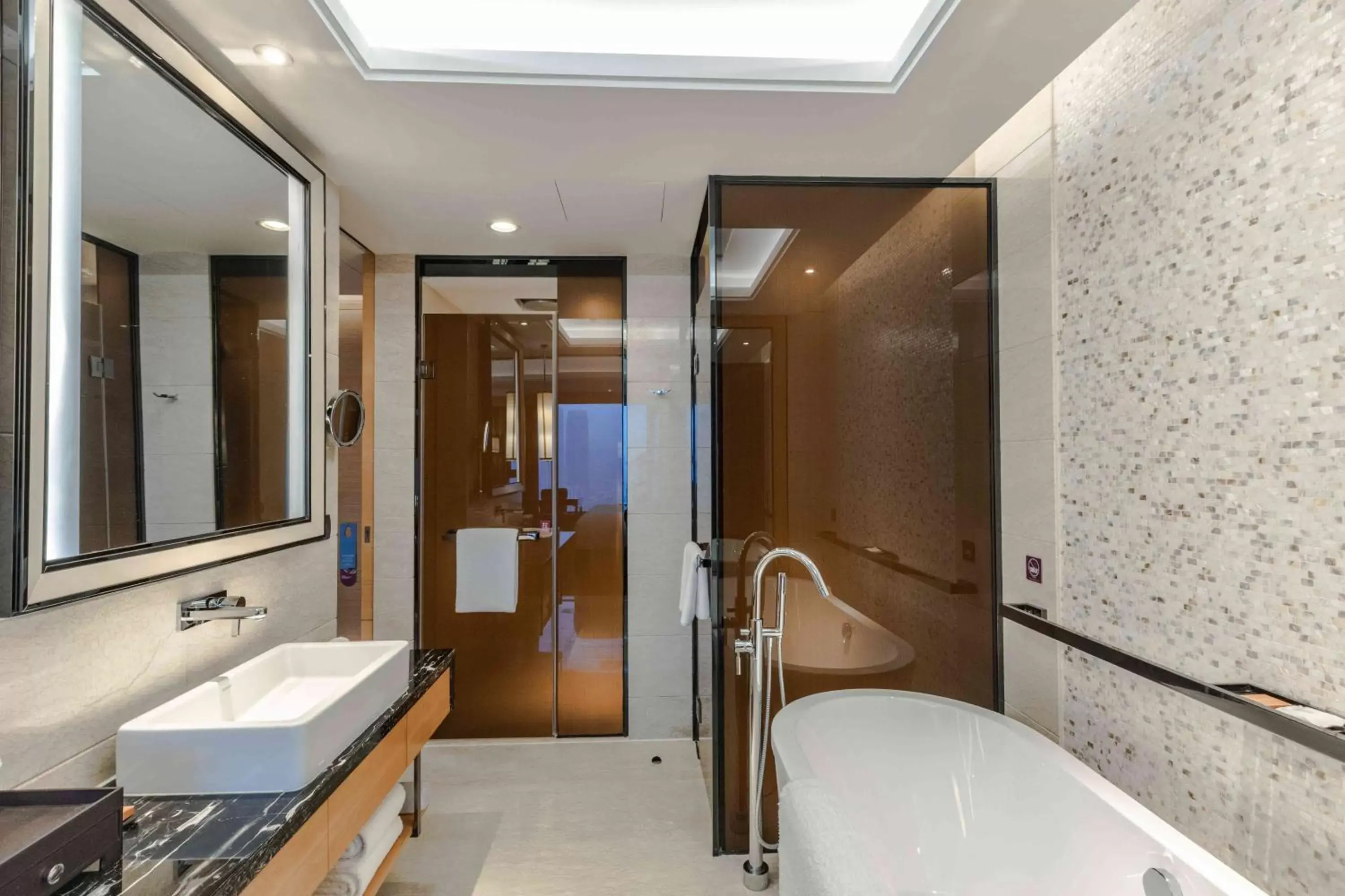 Standard Twin Room with River View in Crowne Plaza Hotel Lanzhou by IHG Standard Twin Room with River View in Crowne Plaza Hotel Lanzhou by IHG
