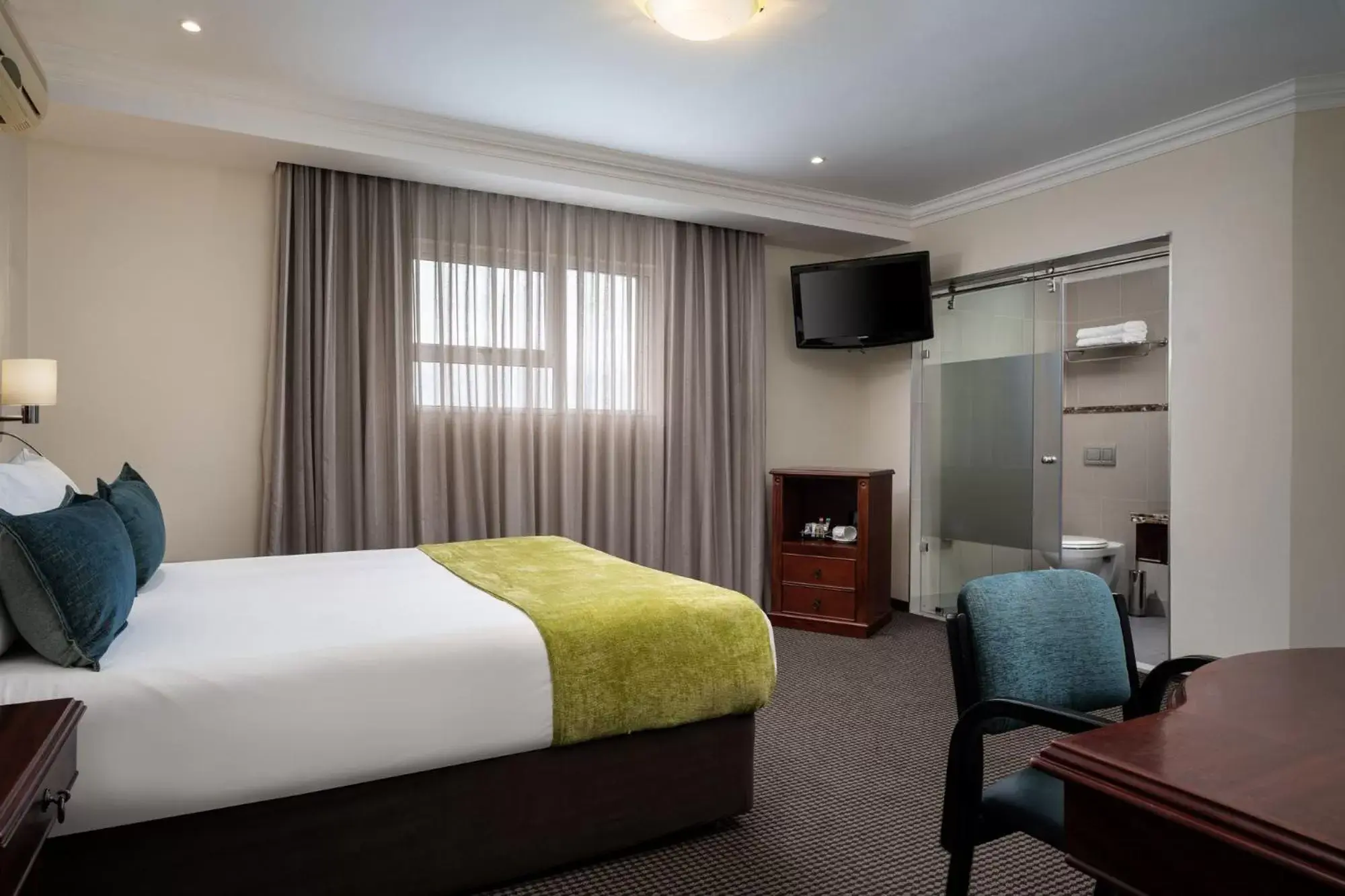 Bedroom, Bed in Premier Hotel Regent