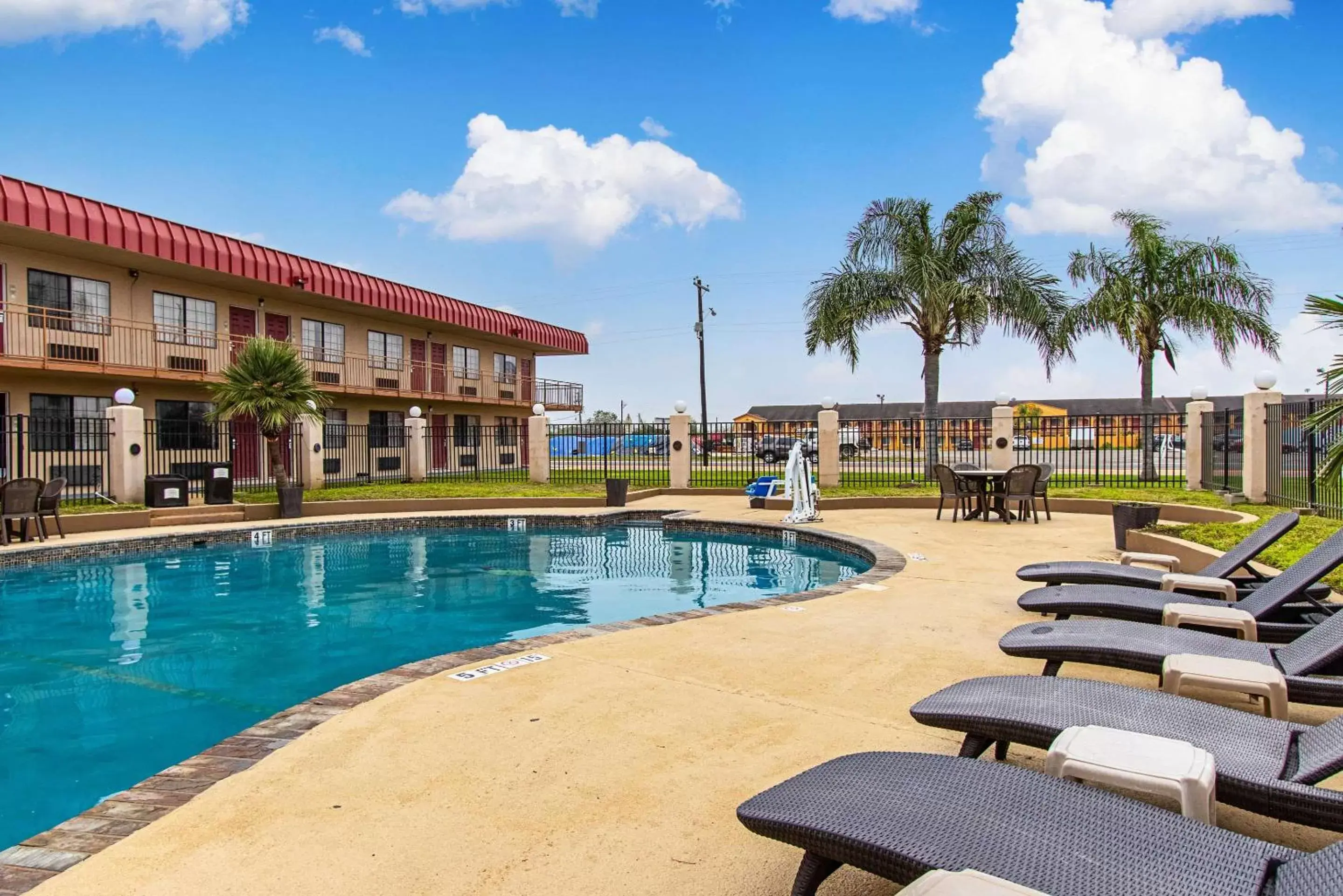 Activities, Swimming Pool in Econo Lodge Kingsville